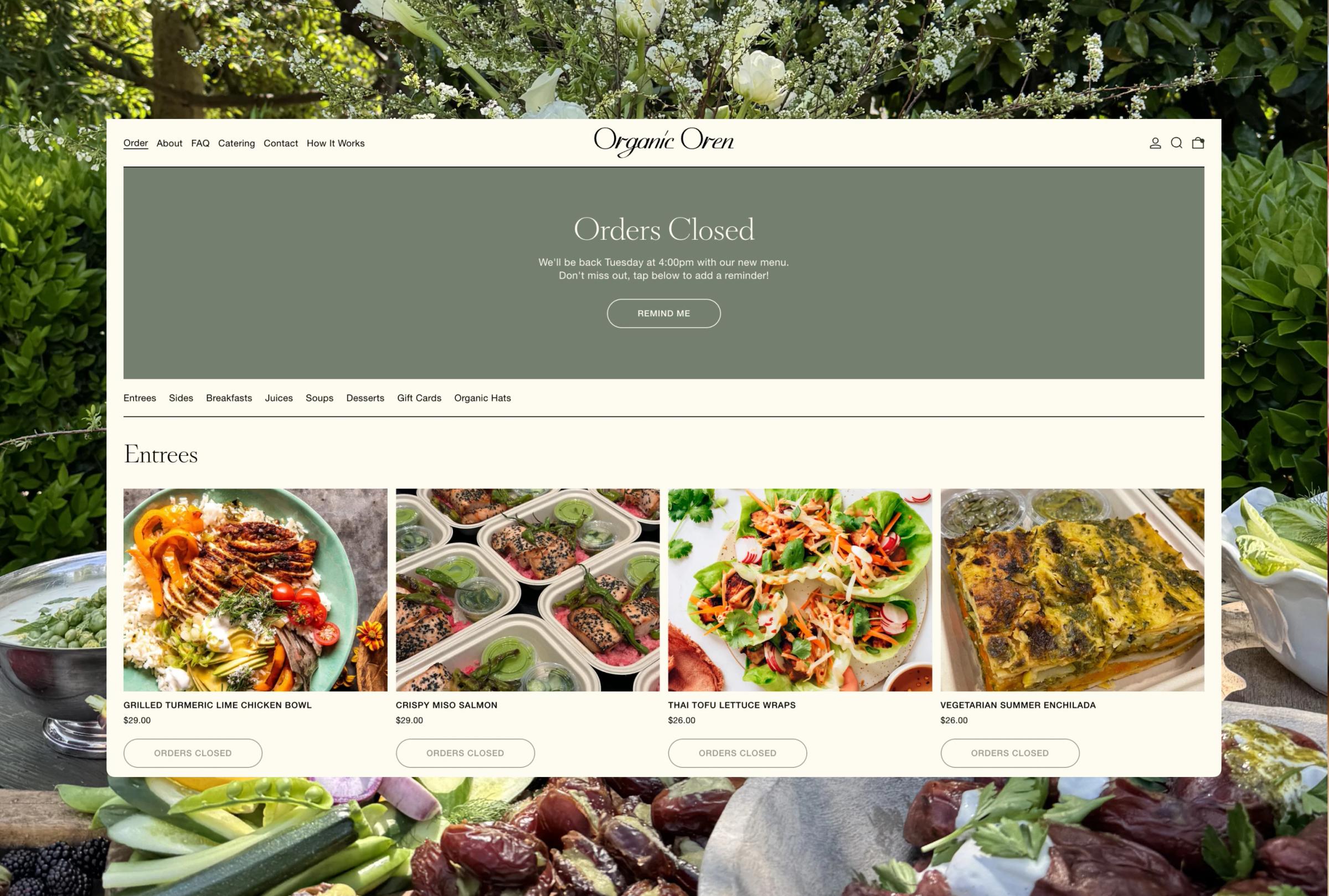 Website menu for Organic Oven featuring closed orders and various healthy meal options like grilled chicken and salmon.
