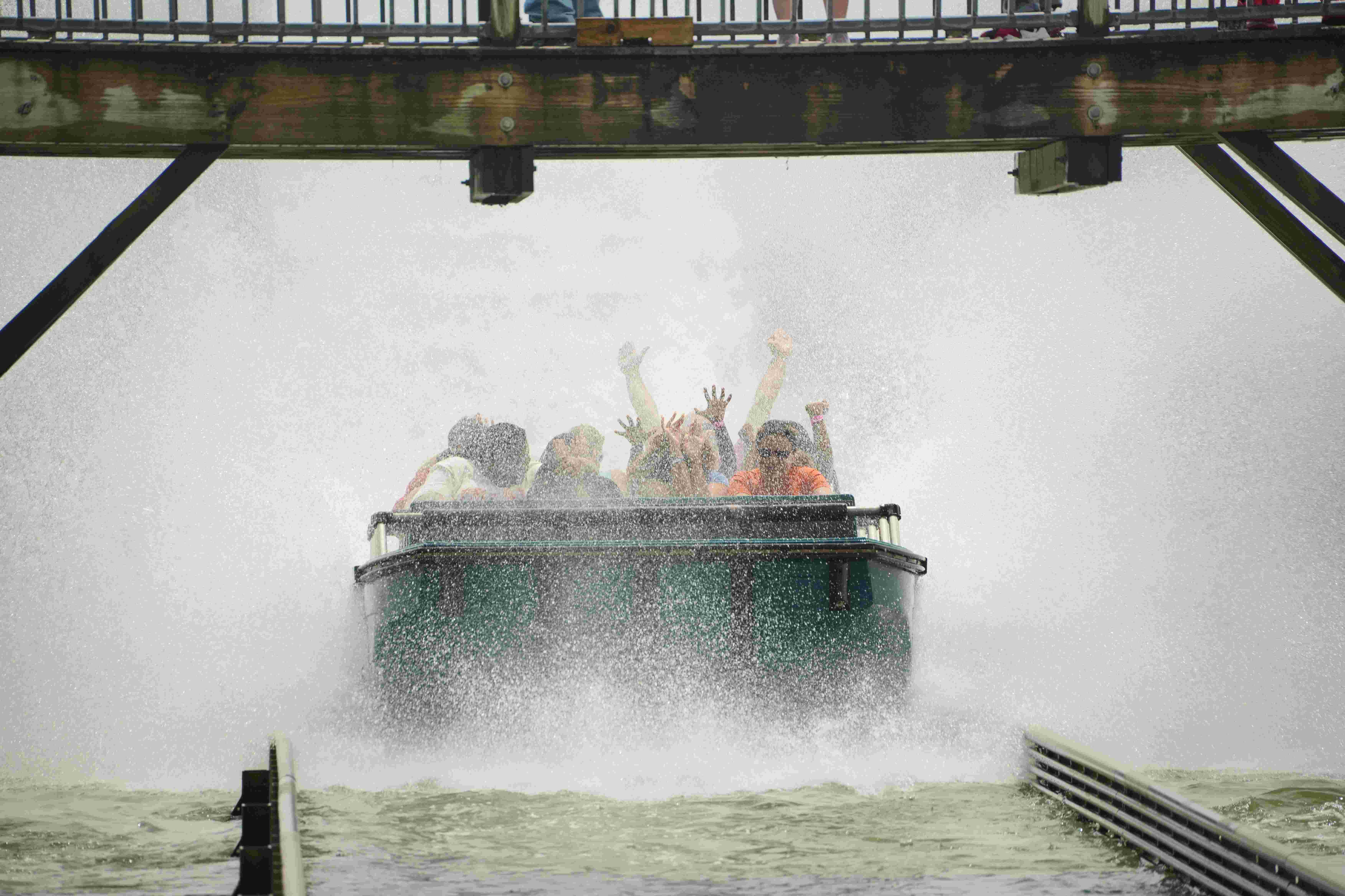 LAKE PEOPLE 　SRC F422 2台 Six Flags Darien Lake - Shipwreck Falls | Ride | Six Flags Darien Lake