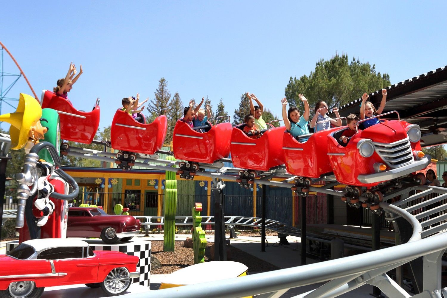 Six Flags Magic Mountain - Speedy Gonzales Hot Rod Racers | Ride