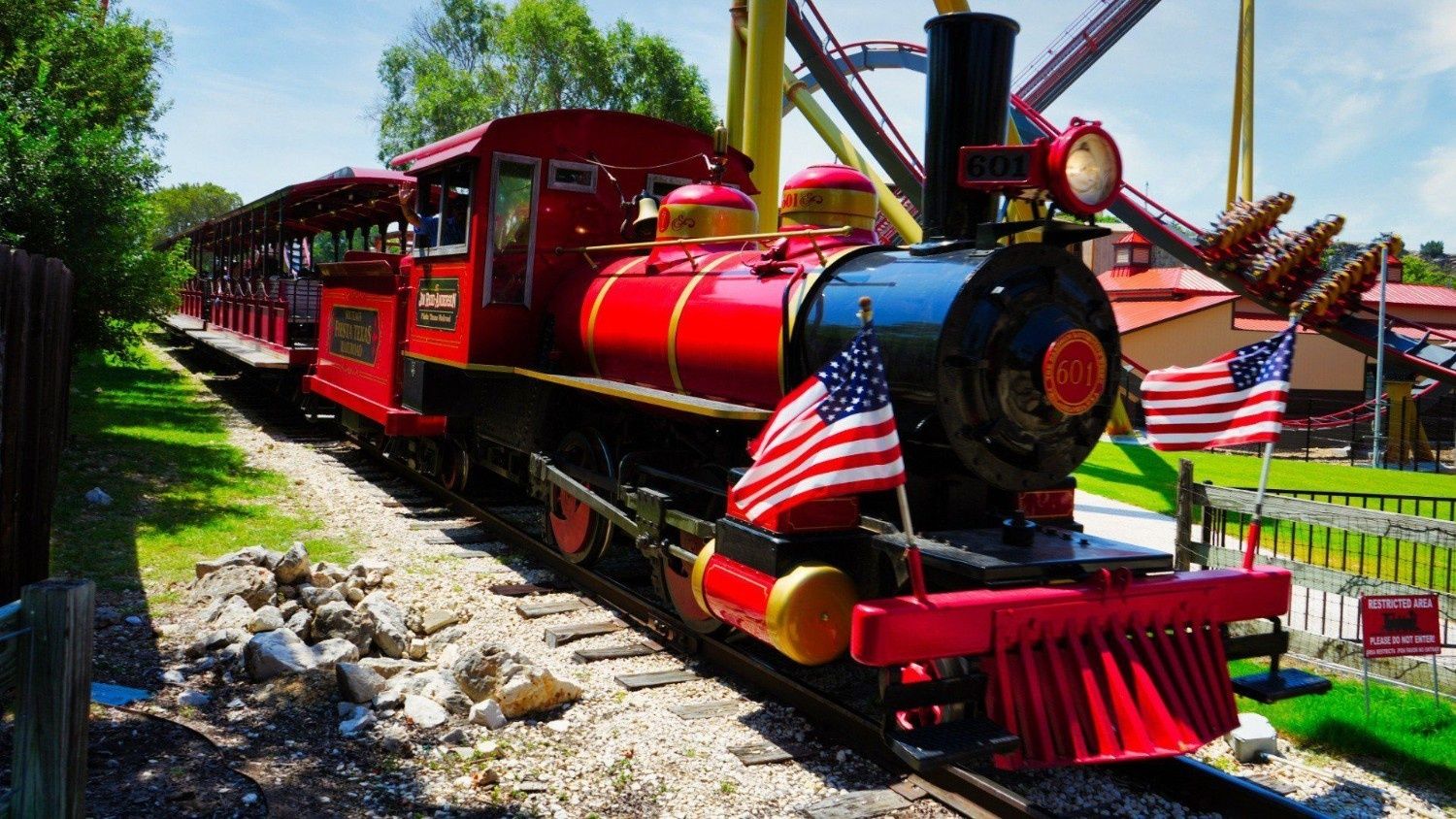 Six Flags Fiesta Texas - Foghorn Leghorn's Barnyard Railway
