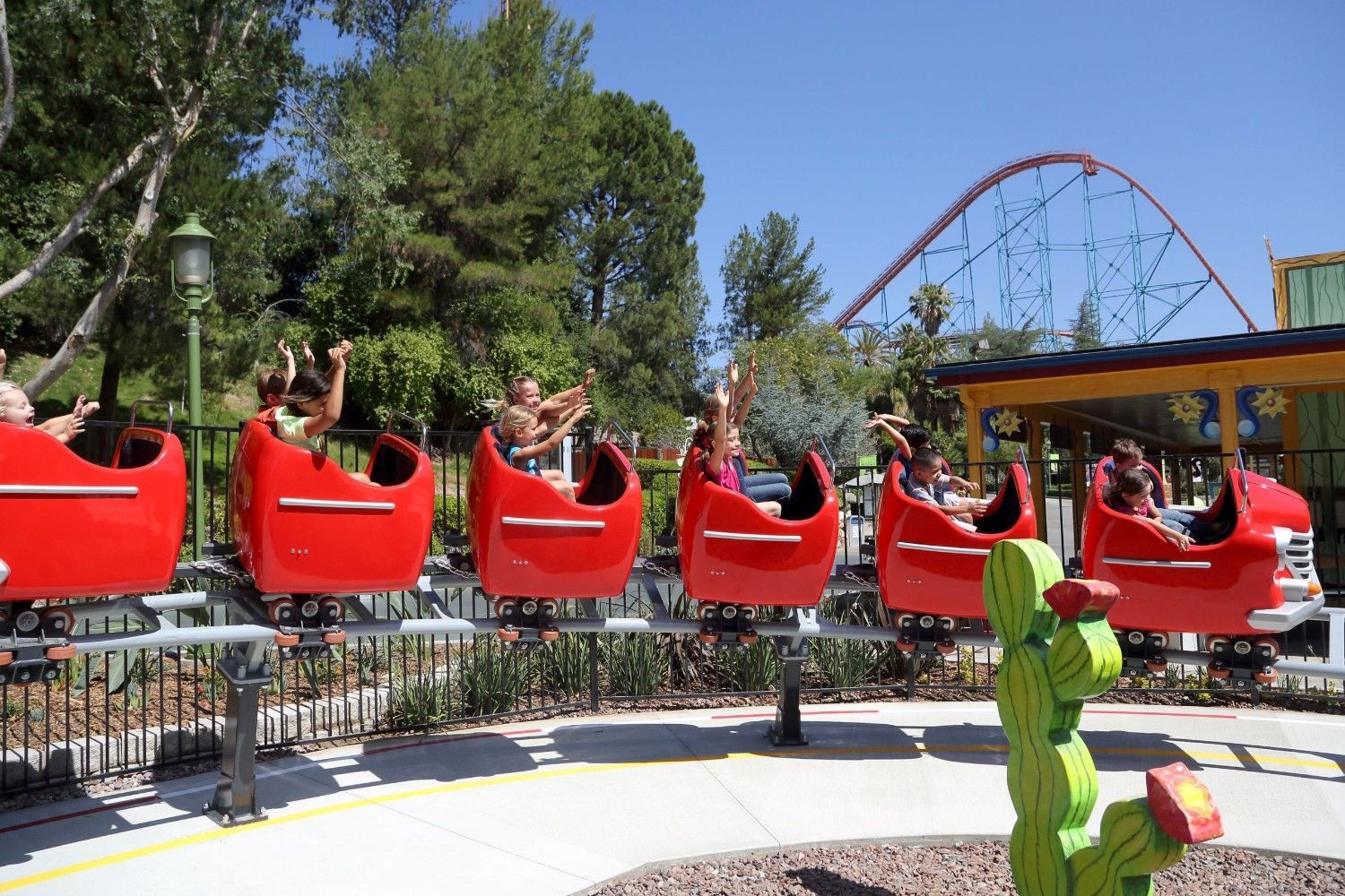 Six Flags Magic Mountain - Speedy Gonzales Hot Rod Racers | Ride