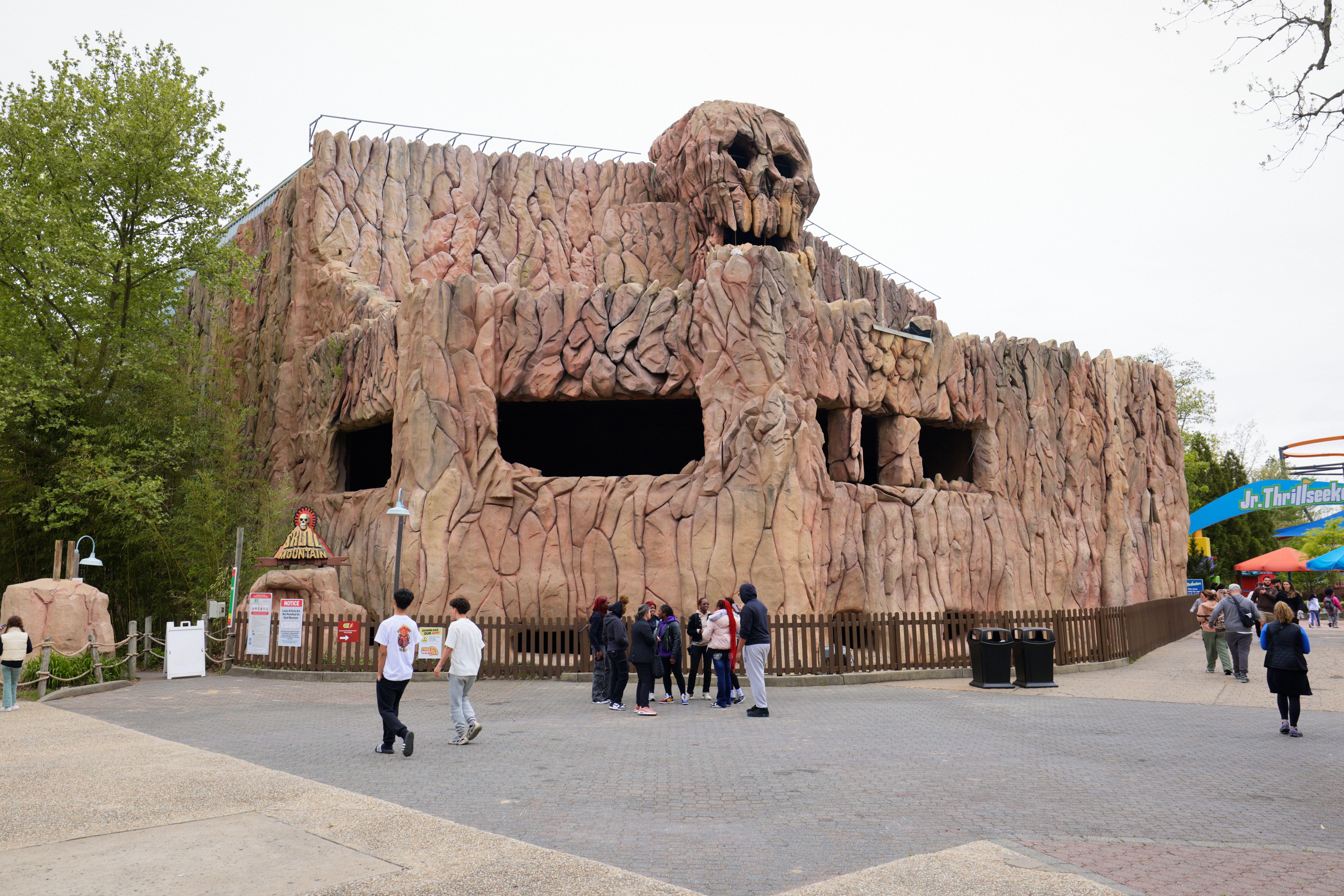 Attractions キャスケット　アトラクションズ　groovinhigh Six Flags Great Adventure - Skull Mountain
