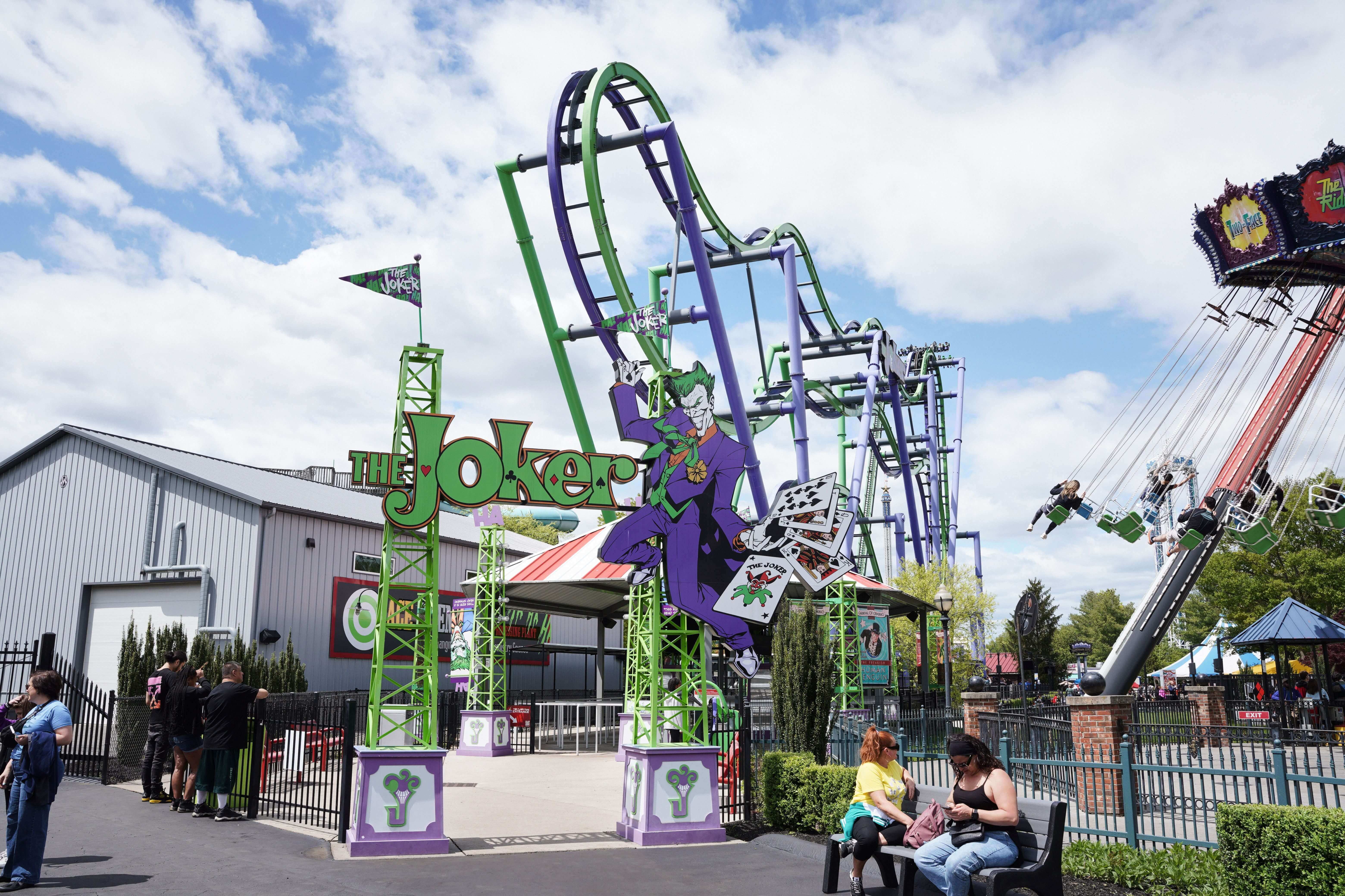 Six Flags New England - THE JOKER™ 4D Free Fly Coaster