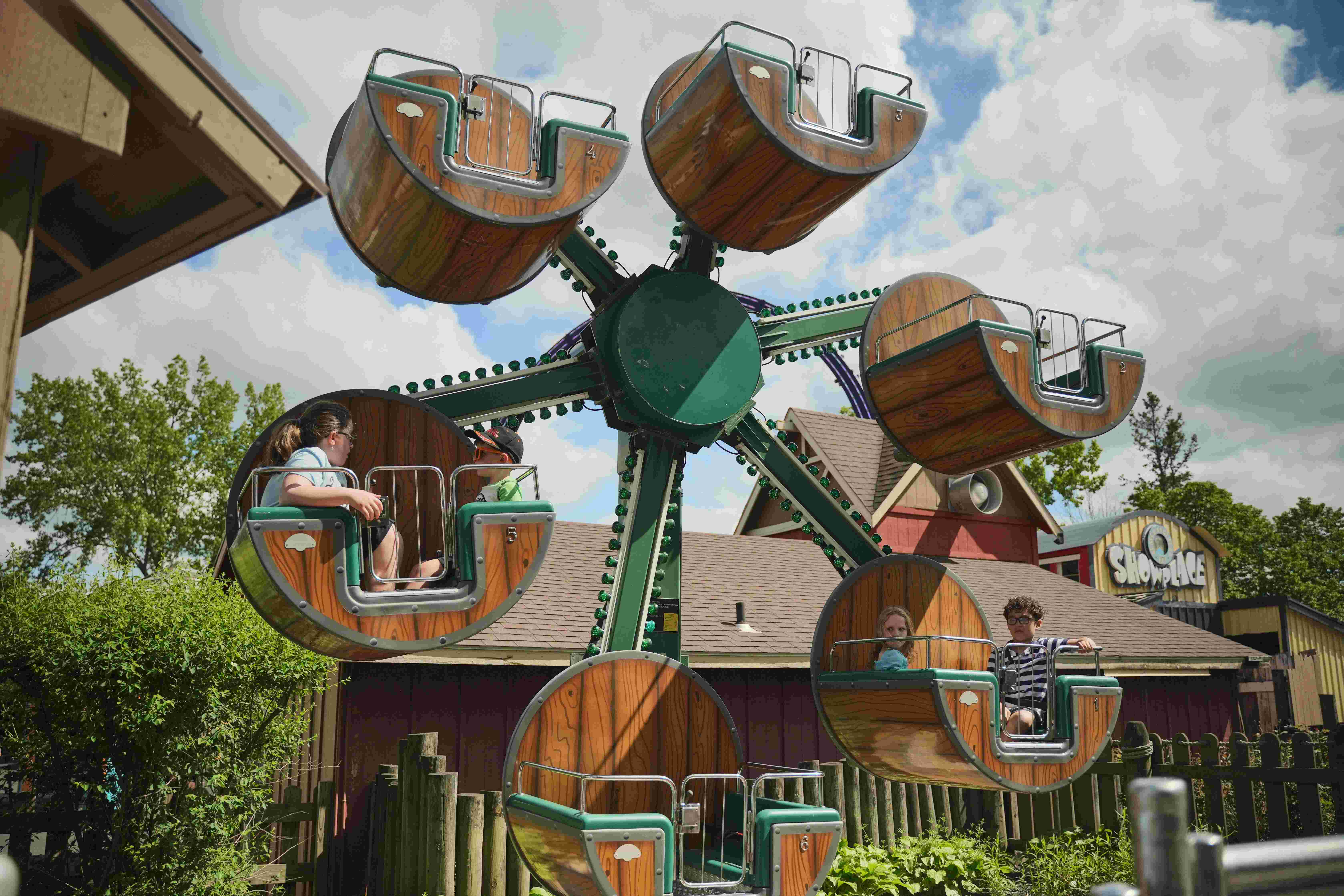 Six Flags Darien Lake - Bucky's Barrels