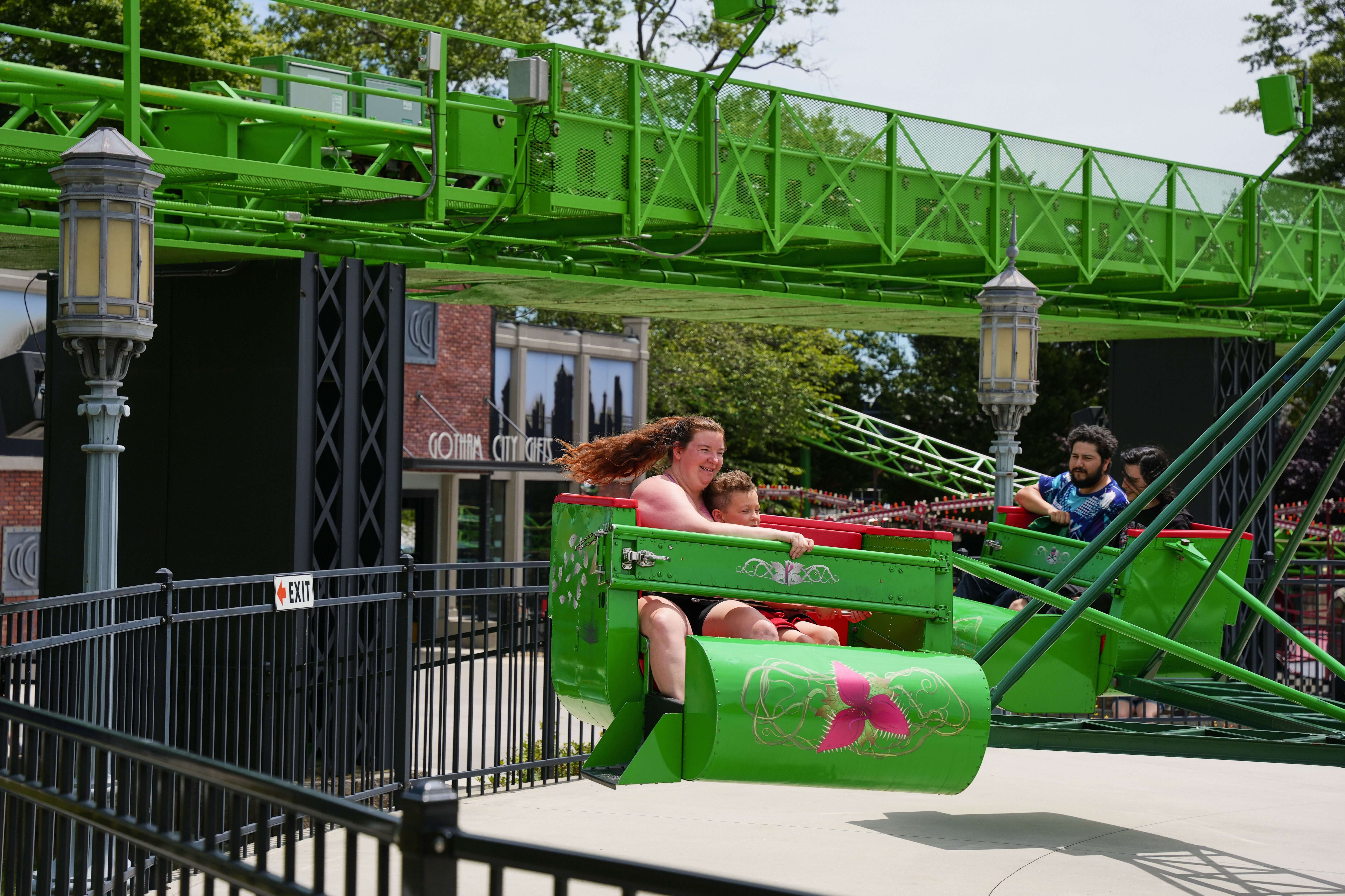 Six Flags Over Georgia - POISON IVY Toxic Spin | Ride | Six Flags