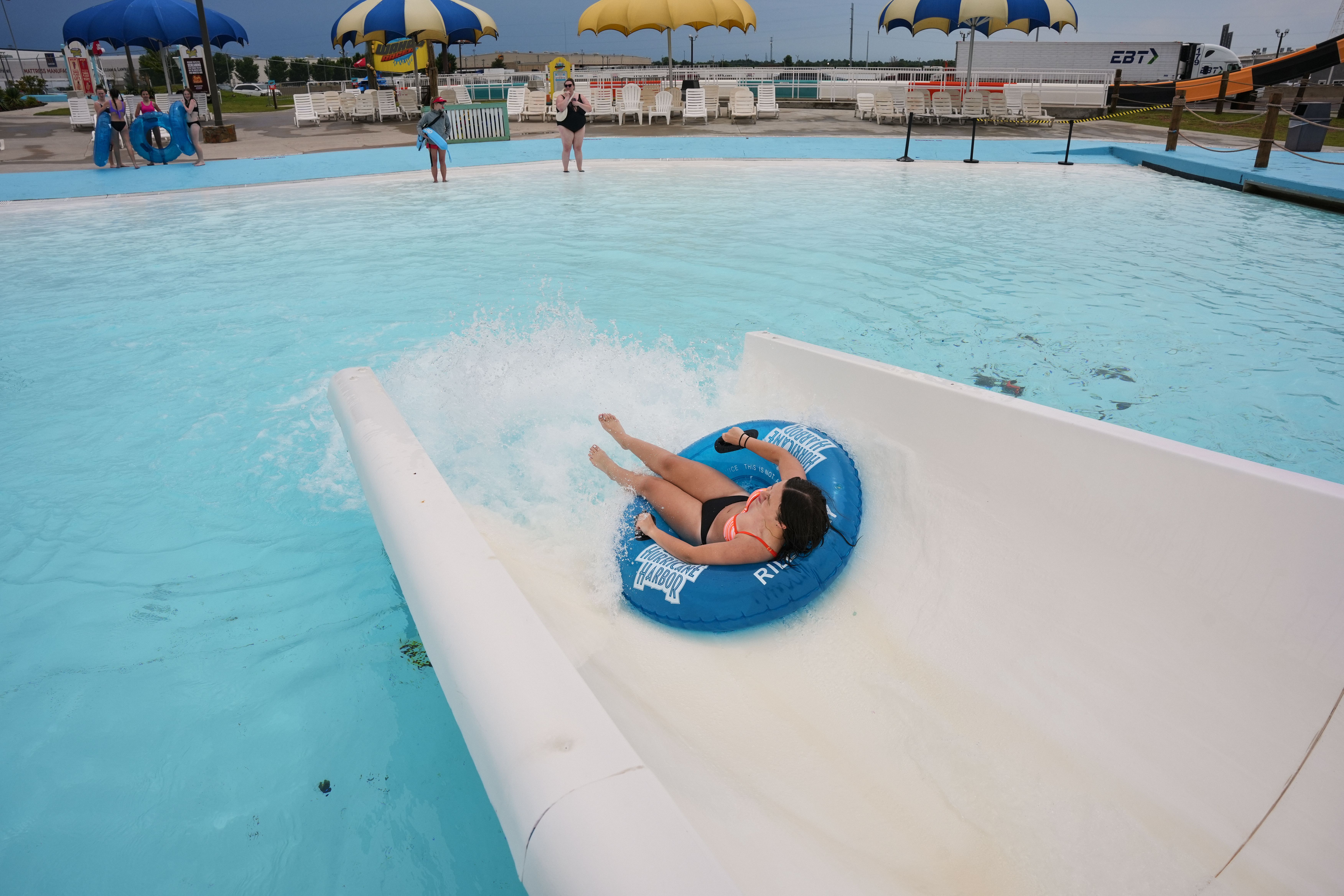 Six Flags Hurricane Harbor Oklahoma - Paradise Plunge | Ride