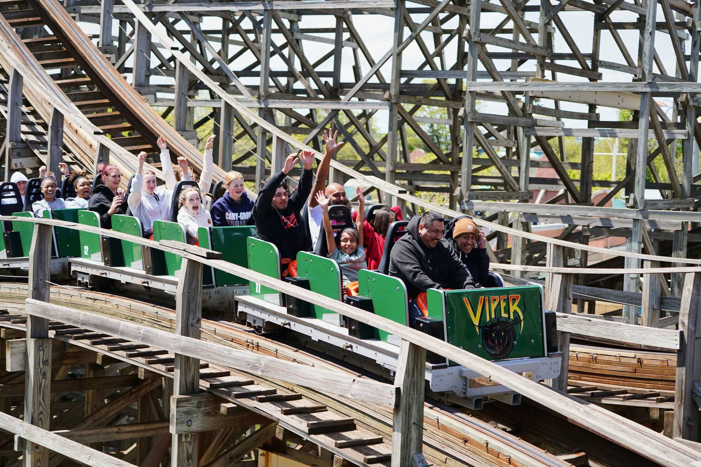 Six Flags Great America - Viper | Ride | Six Flags Great America