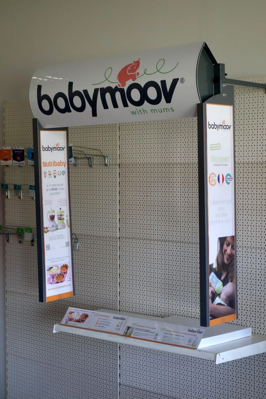 Babymoov arched retail endcap display