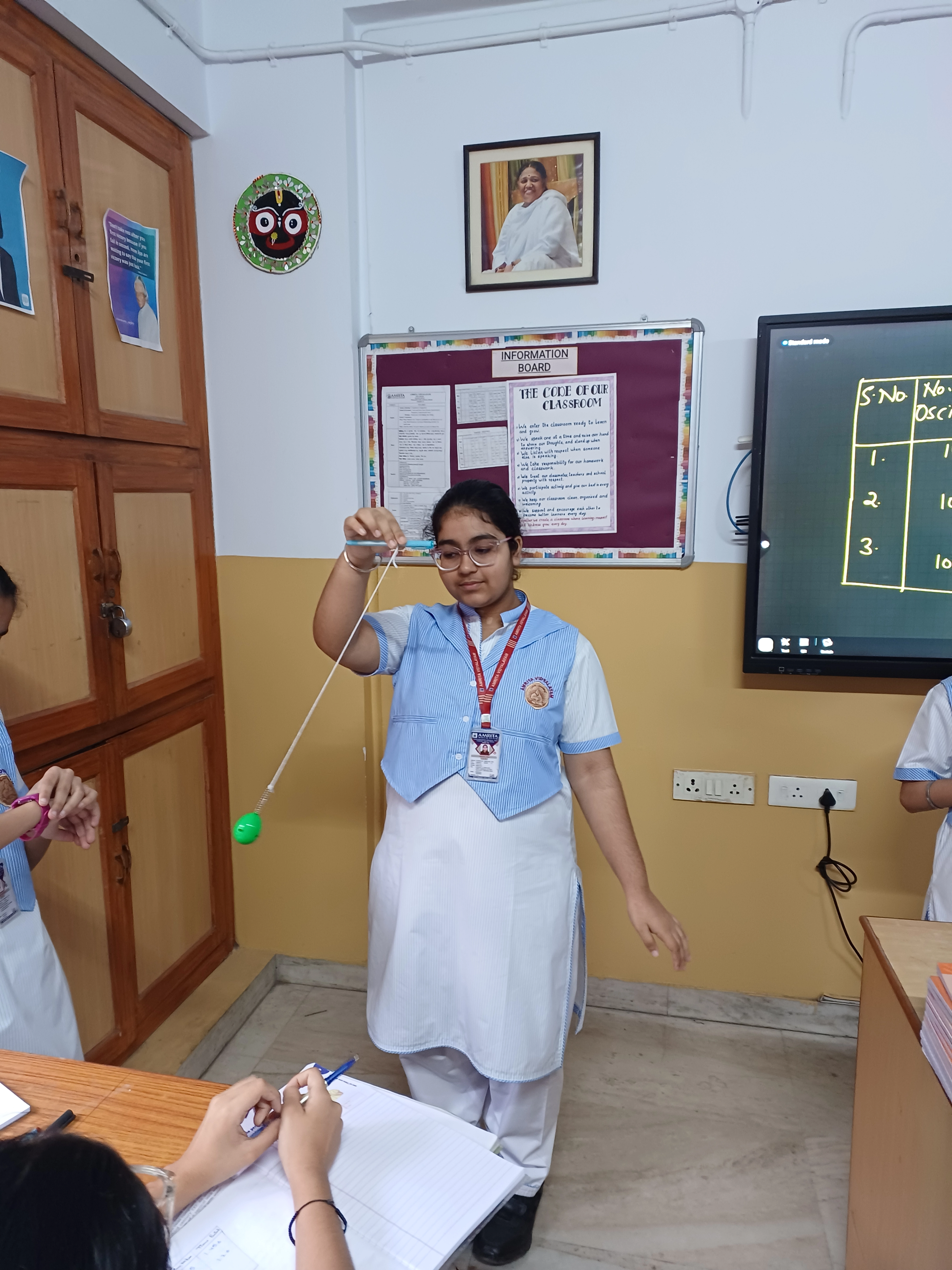 Grade7: Pendulum at Desk Science Activity photo