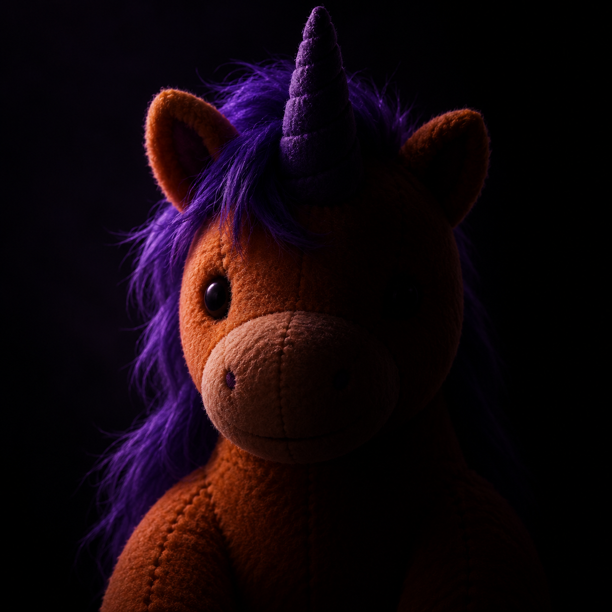Unicornio de peluche naranja con medio rostro en sombras profundas y luz lateral morada