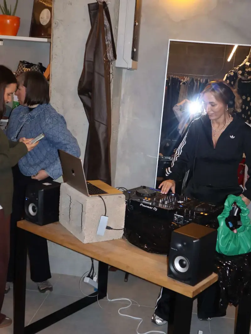 Poranna kawa i croissant