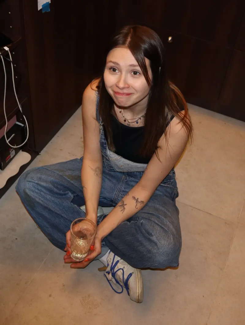 Detale wnętrza — półki z kawą