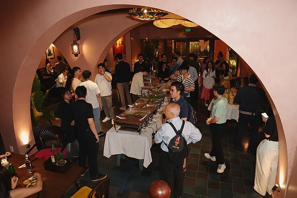 Members arriving at the community dinner