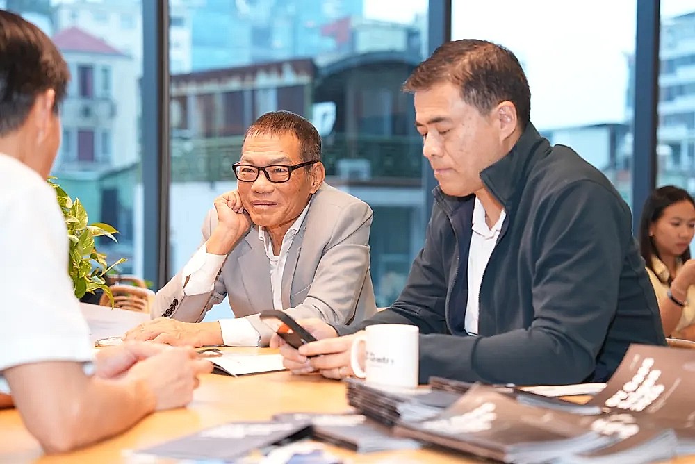 Members talking at a table between sessions
