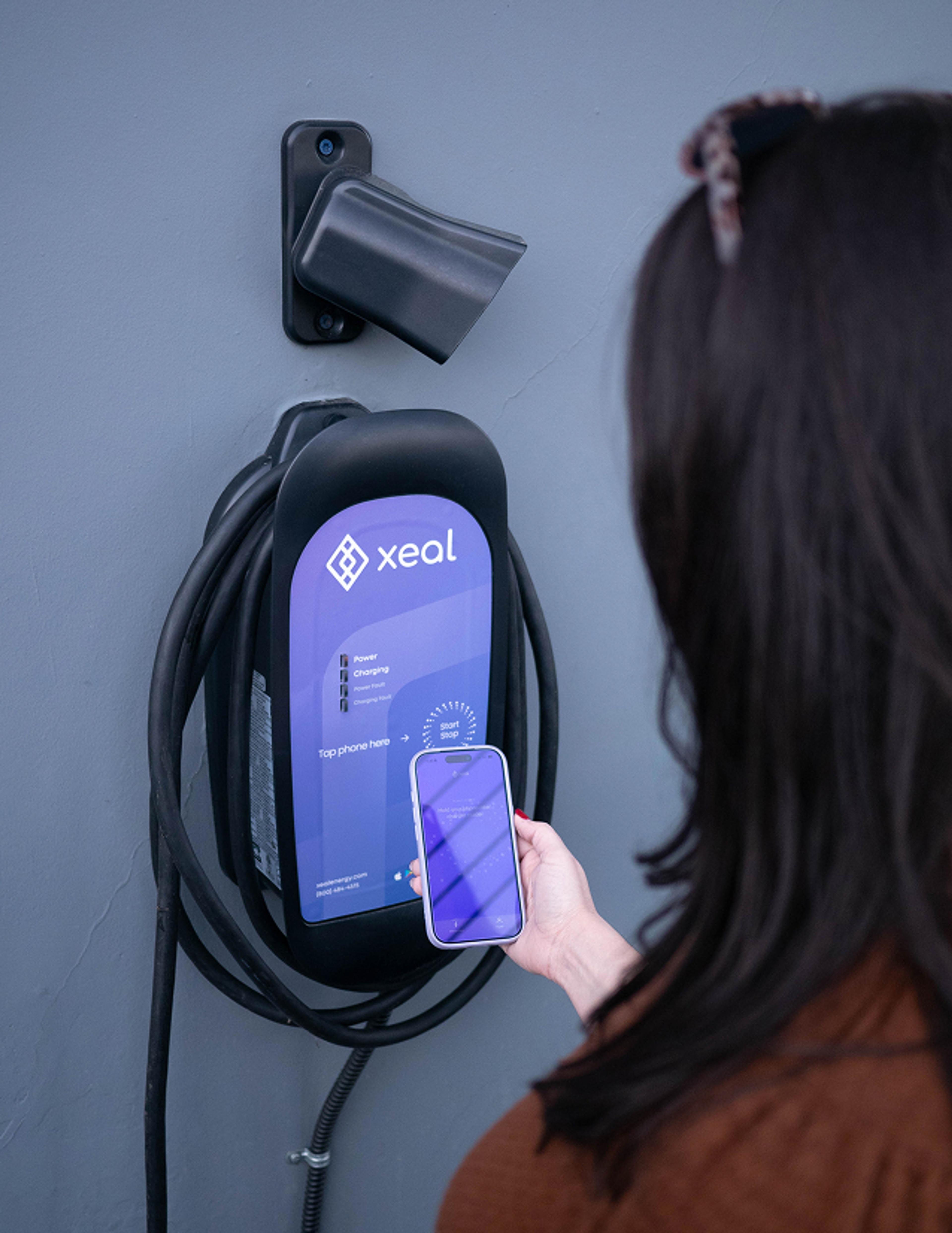 women holding phone & using Xeal charger