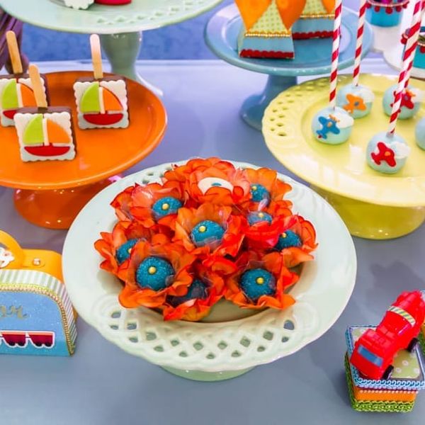 Mesa decorada com forminhas do modelo Princesinha laranja disponível para pedidos em diversas cores