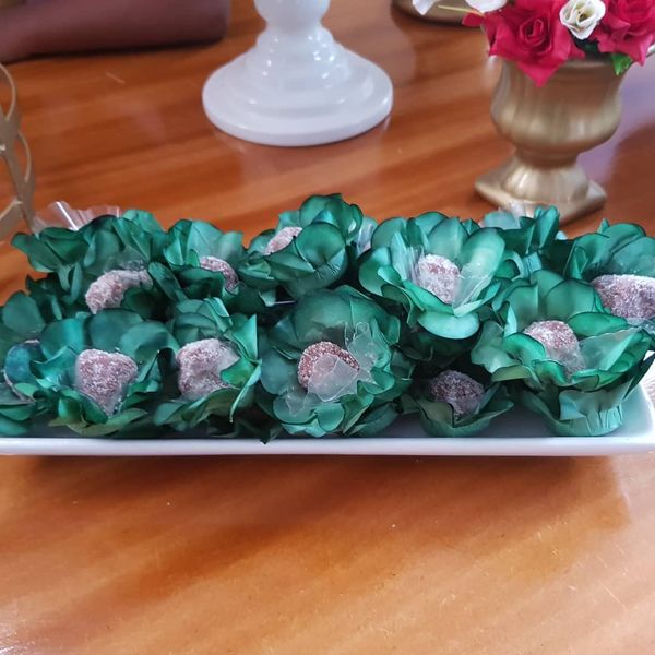 Mais uma cliente satisfeita, com uma festa impecável. Mesa de doces sutil e com um toque de elegância através da decoração com nossas forminhas.