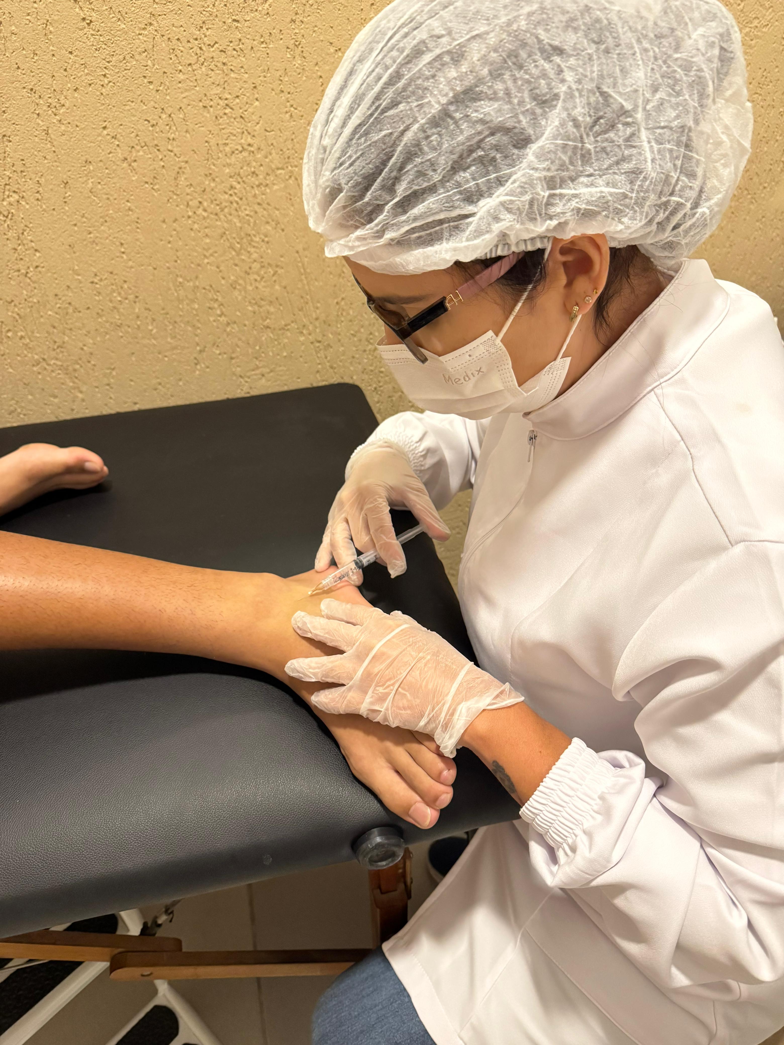 Dra Aline aplicando o Plasma enriquecido com plaquetas no paciente lesionado