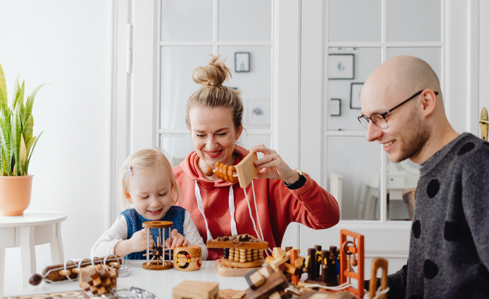 Familie med barn som leker hjemme