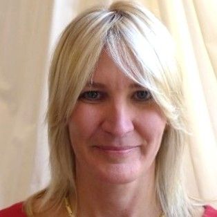 Headshot of Vicki Seyfert