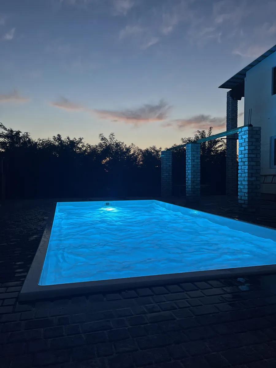 Композитний басейн з підсвіткою для приватного будинку вночі — Mono Pools