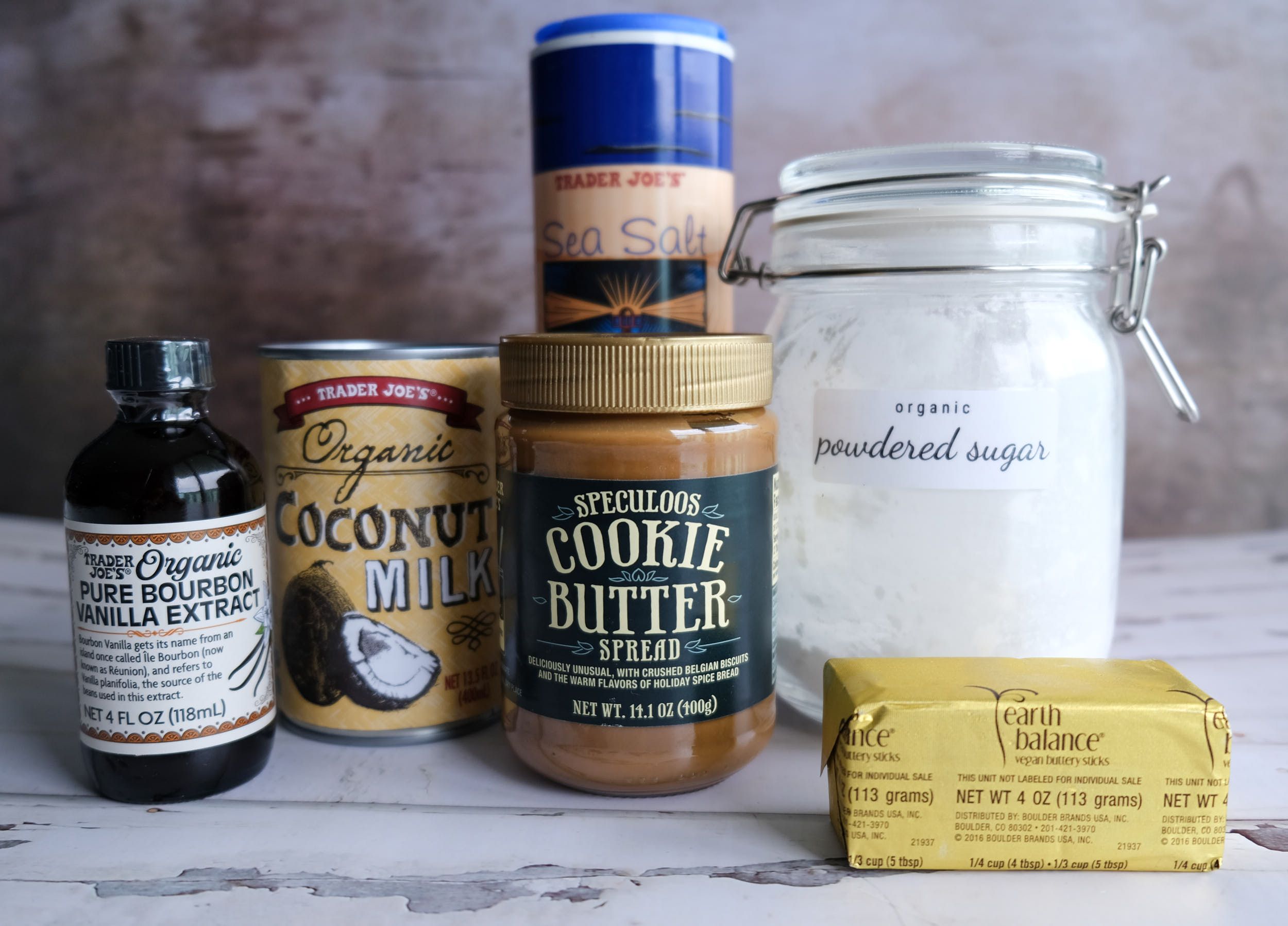 Six ingredients are all you need for my vegan cookie butter frosting!