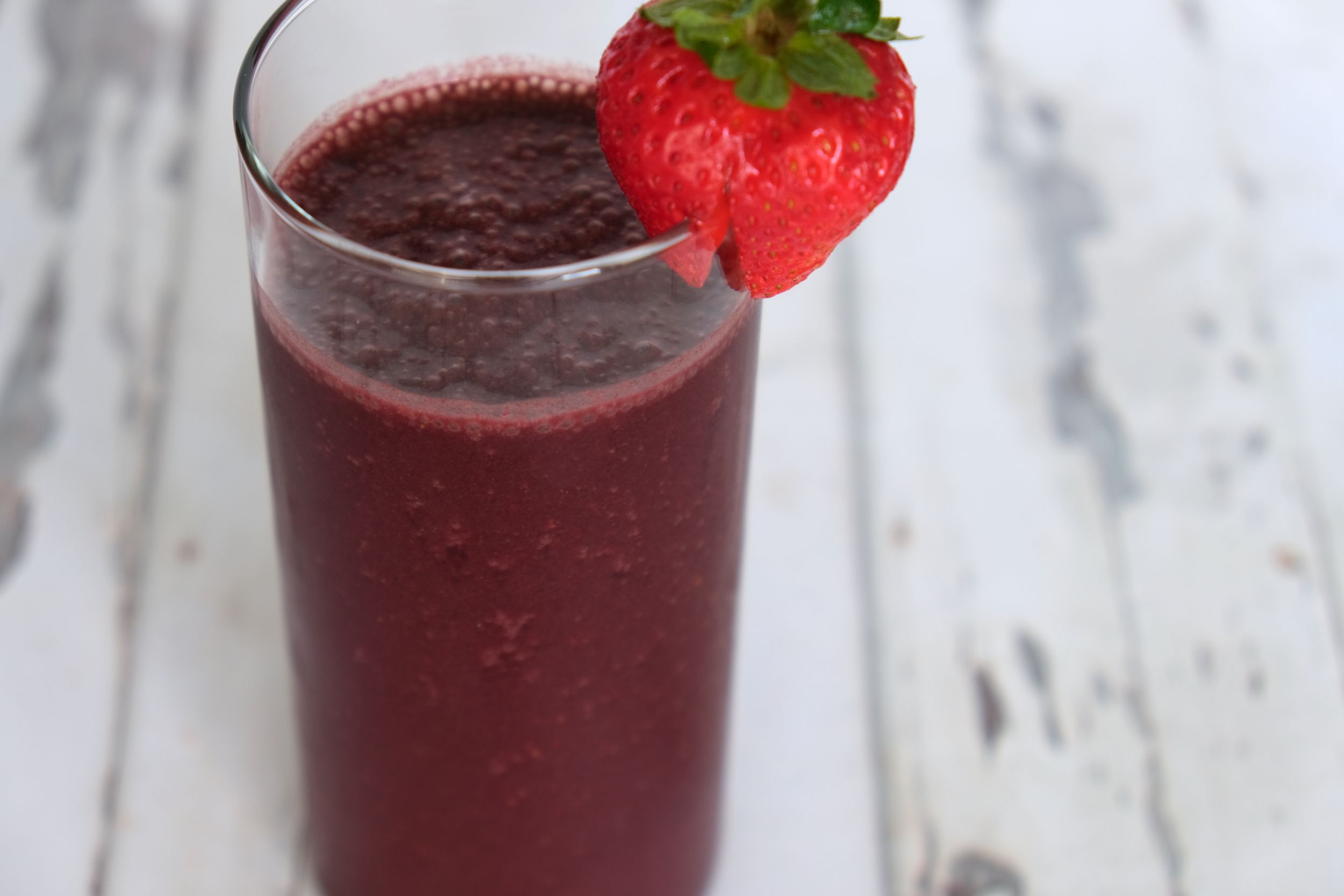 Strawberry açaí smoothie