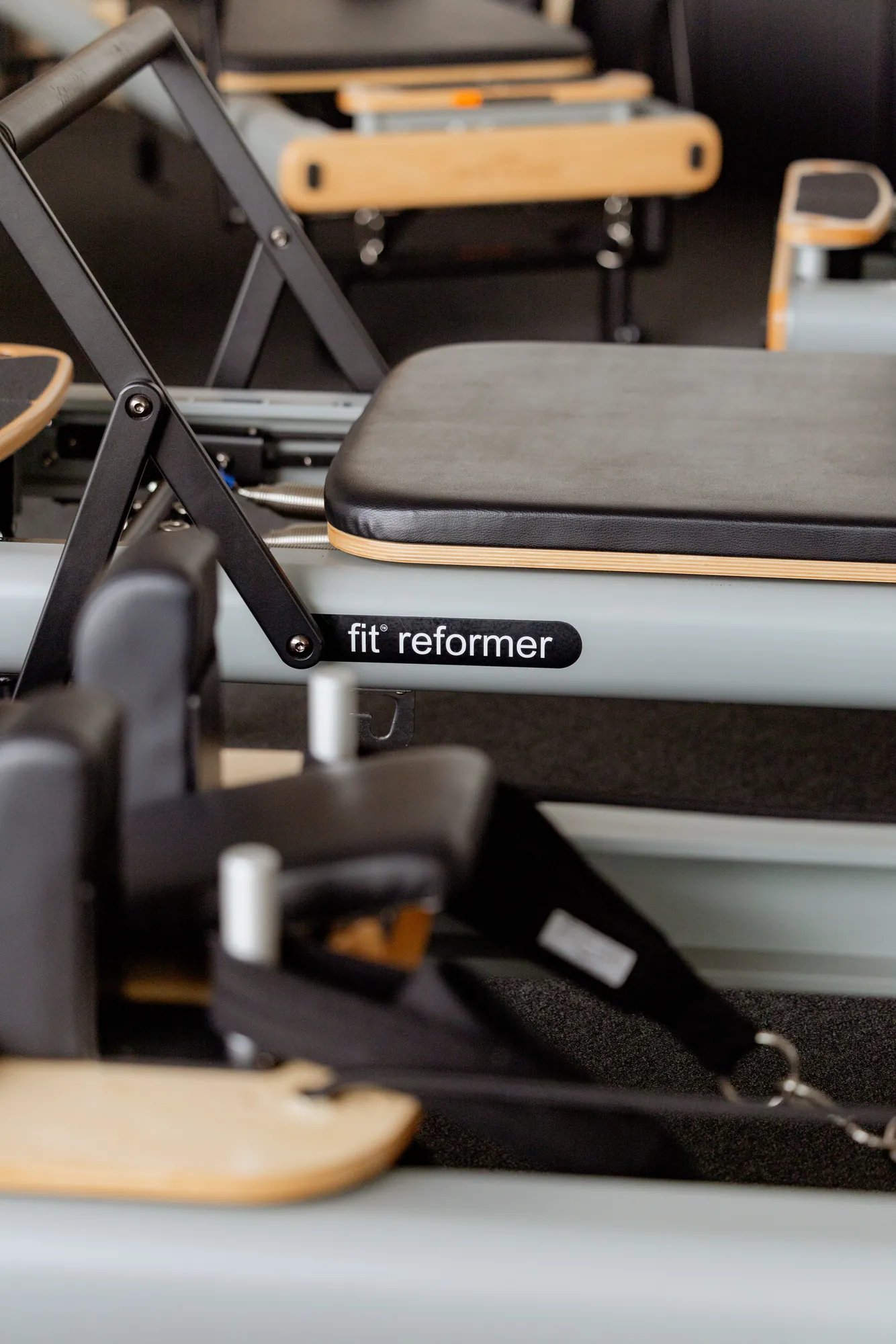 Reformer-laitteen yksityiskohta Pilates Ateljén salissa