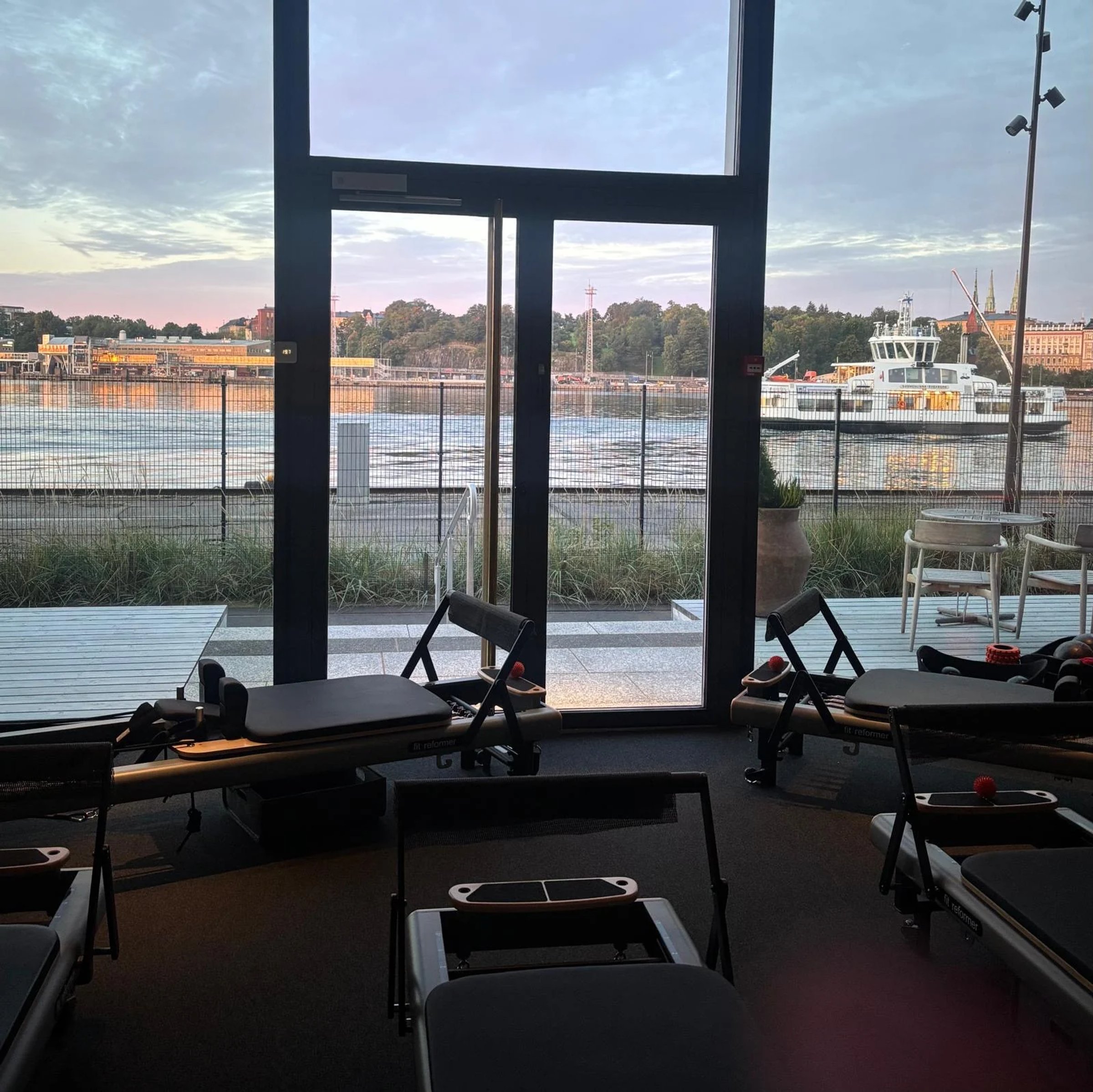 Pilates Ateljé Helsingin laitesali Katajanokalla, Reformer-laitteet ja merinäköala