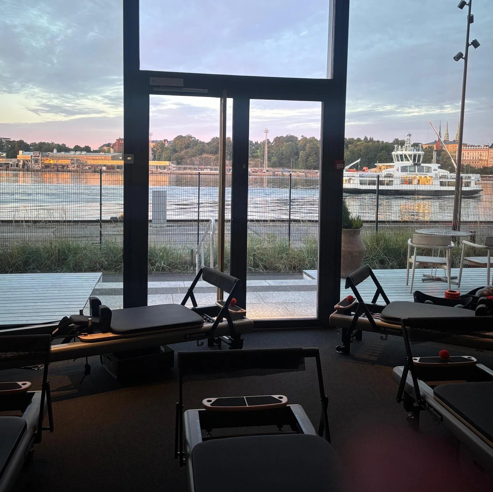 Pilates Ateljé Helsingin laitesali Katajanokalla, Reformer-laitteet ja merinäköala