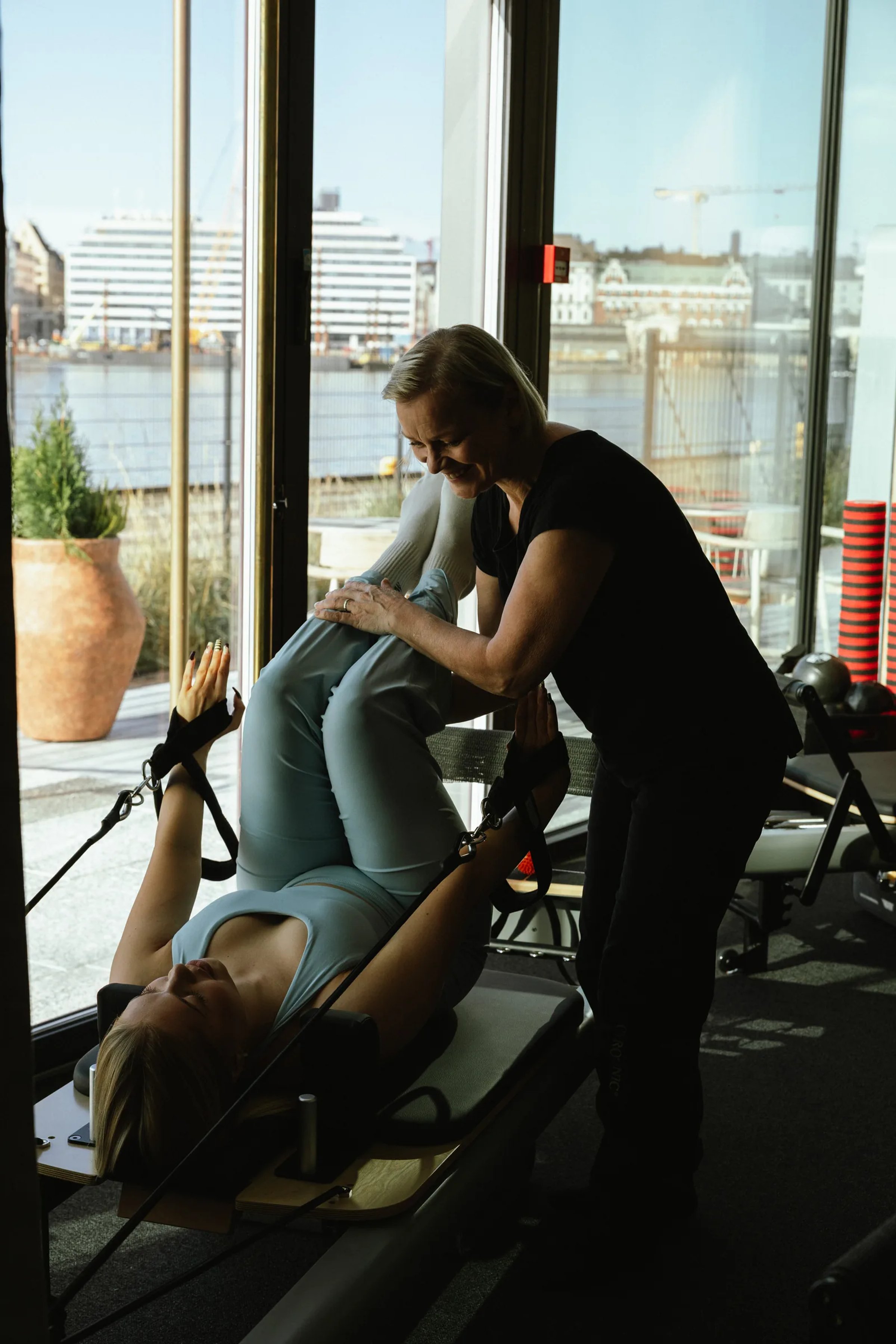 Yksilöllistä ohjausta Reformer-laitteella Pilates Ateljéssa Katajanokalla