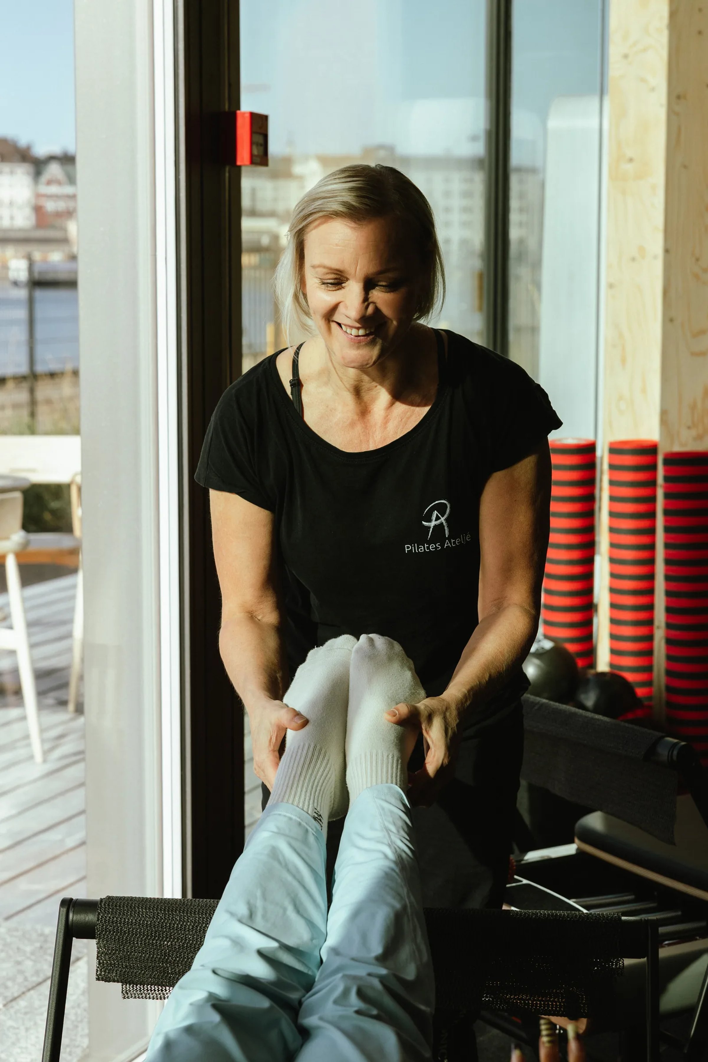 Ohjaaja ohjaa liikettä käsin Reformer-laitteella