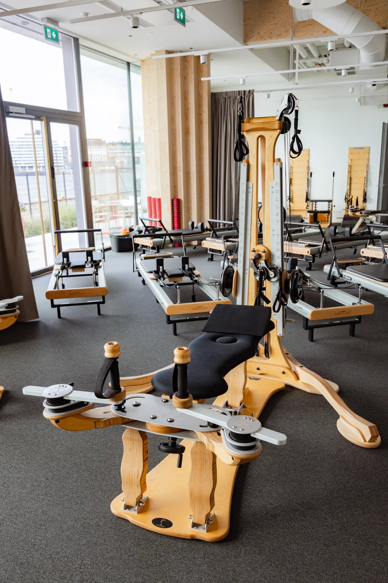 Pulley Tower Combination Unit -laite Pilates Ateljén ryhmätilassa Helsingissä