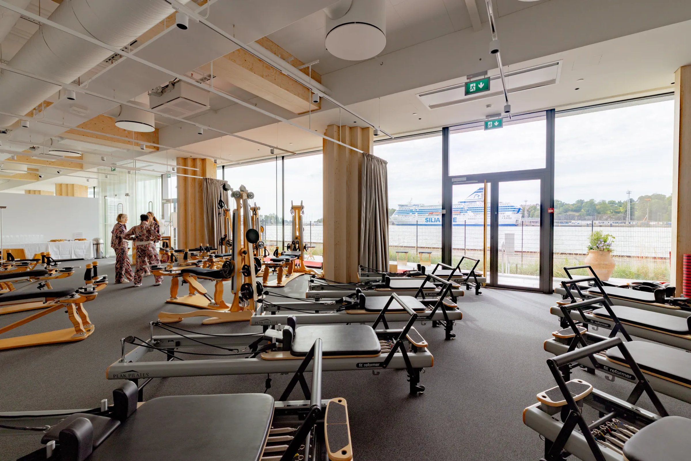 Reformer-laitteet Pilates Ateljén laitepilatessalissa Helsingissä