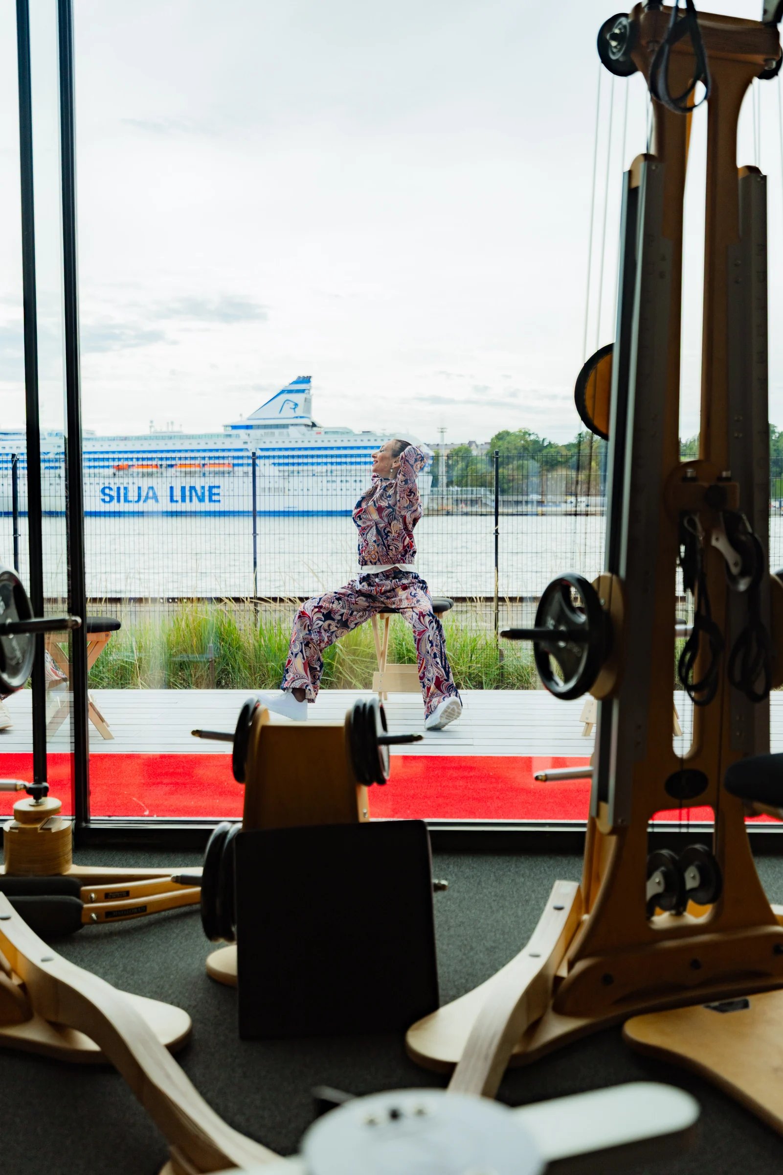 GYROKINESIS®-liike meren äärellä Pilates Ateljén edustalla Katajanokalla