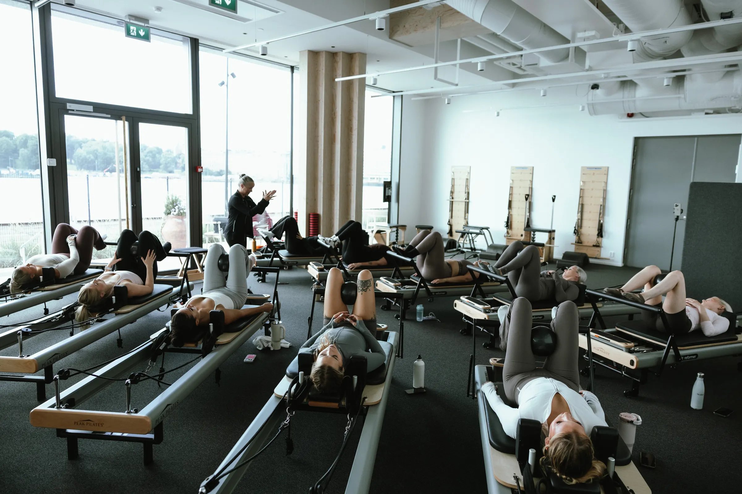 Laitepilateksen ryhmätunti Reformer-laitteilla, ohjaajana Nina