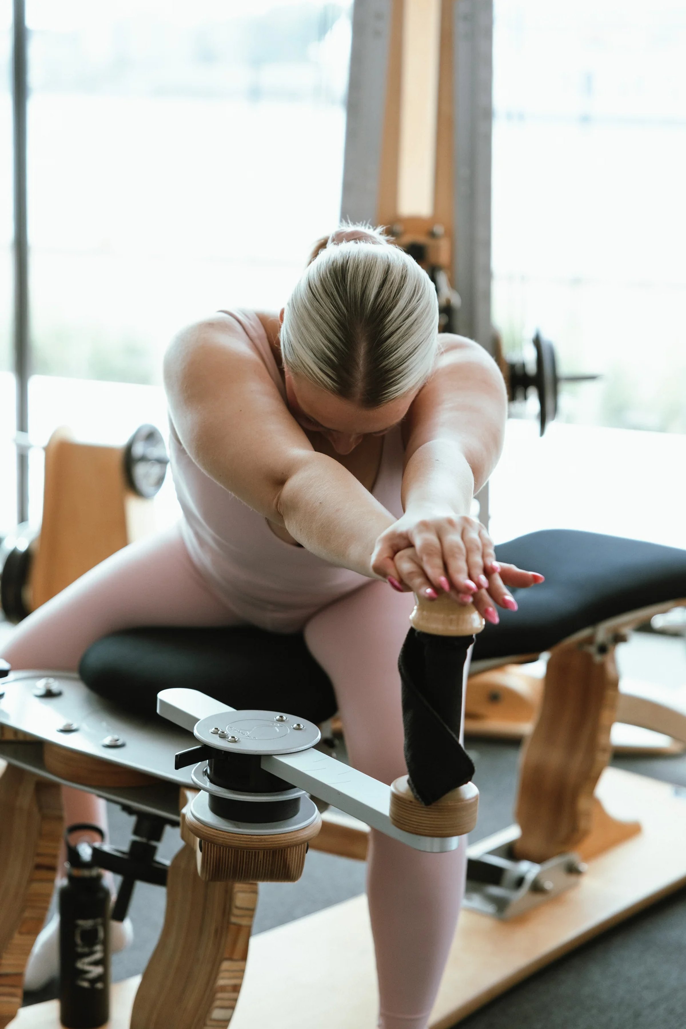 Harjoittelija venyttää GYROTONIC®-laitteella Pilates Ateljéssa Helsingissä