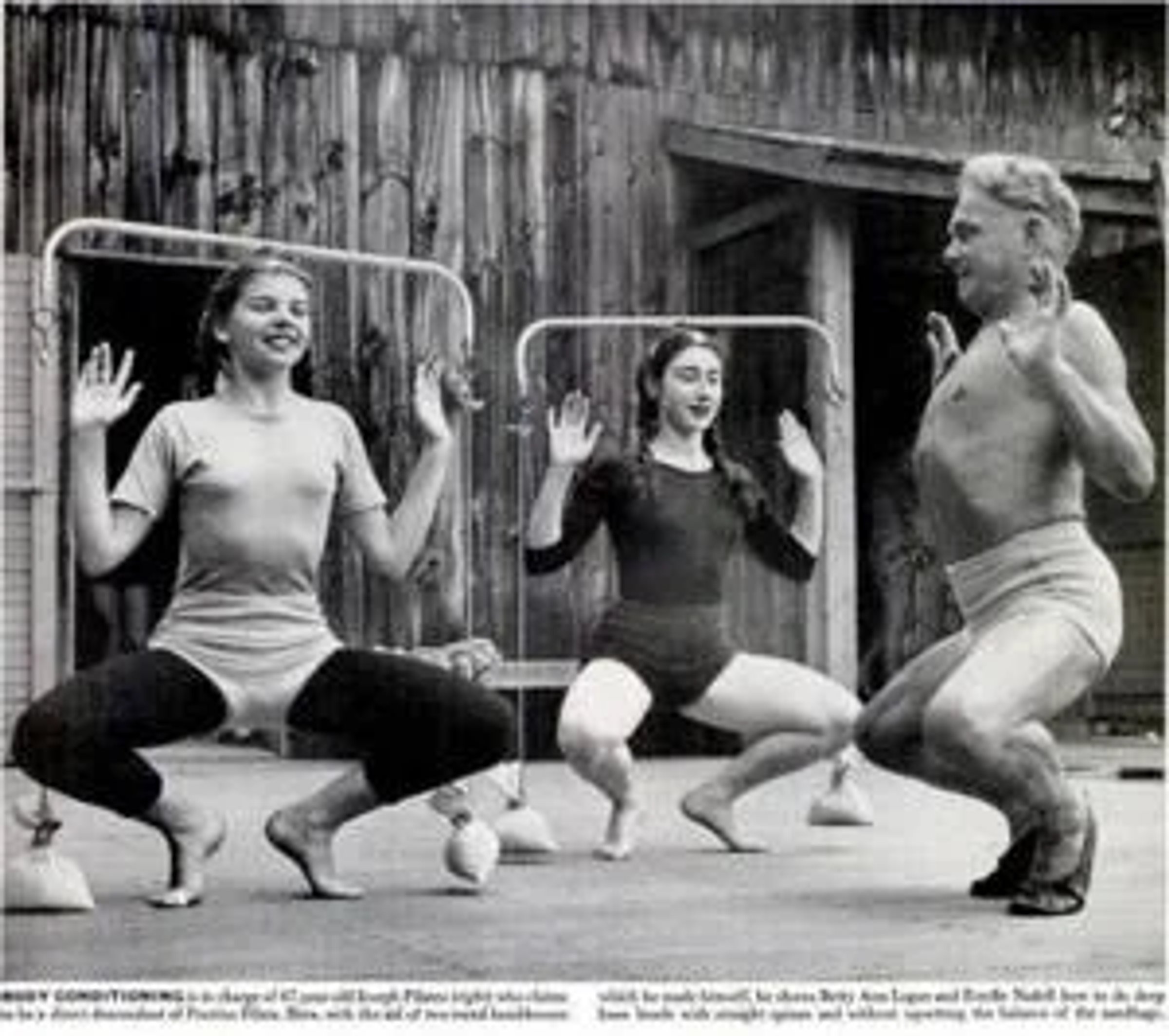 Joseph Pilates esittelemässä syväkyykkyä