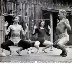 Joseph Pilates esittelemässä syväkyykkyä