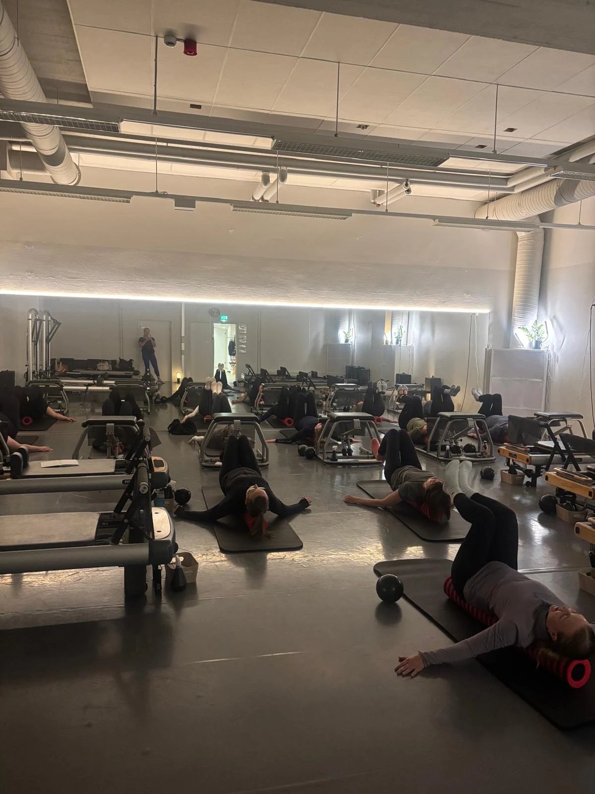Ryhmätunti käynnissä Pilates Ateljé Porvoon laitepilatestilassa WSOY-talossa
