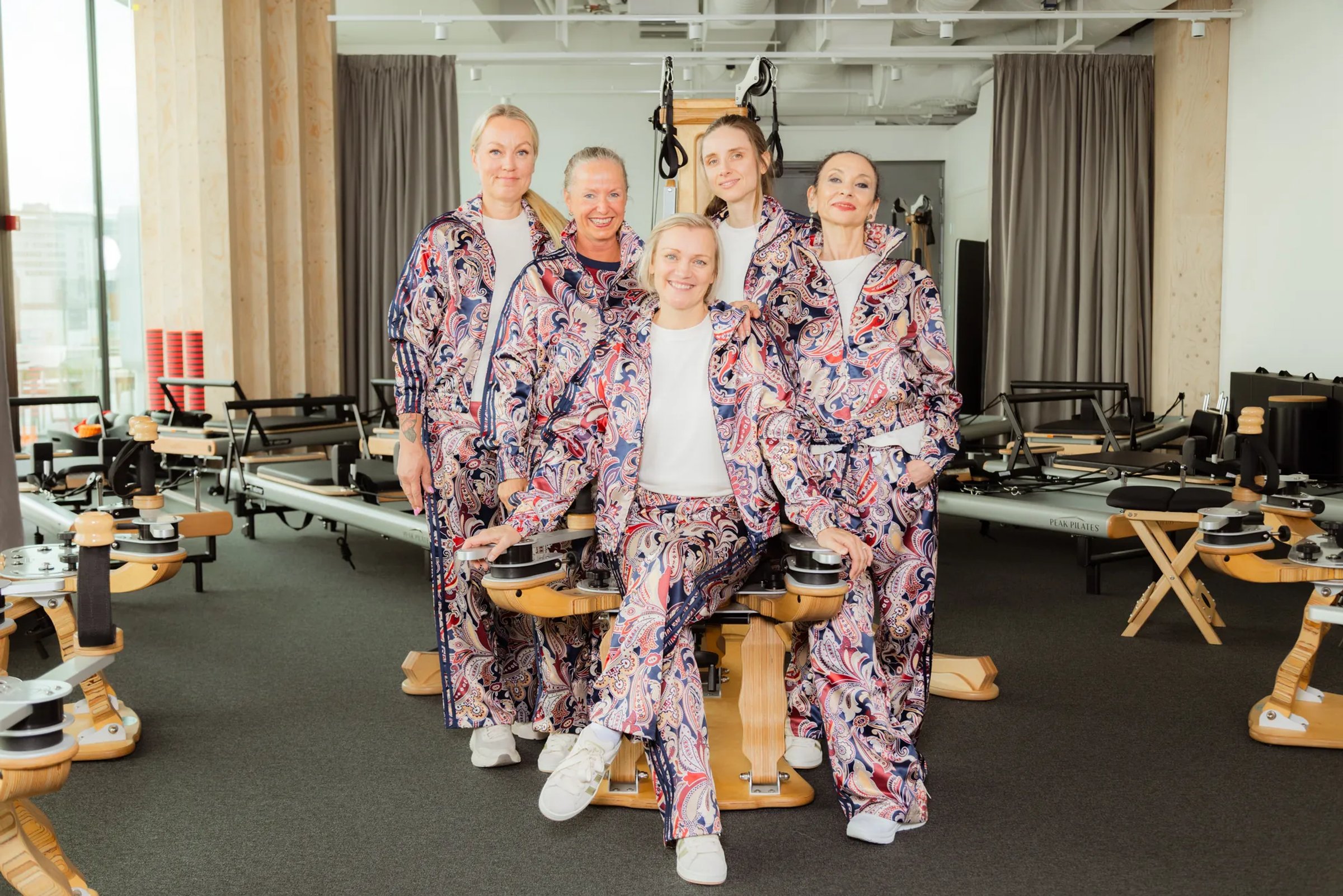 Pilates Ateljén ohjaajat GYROTONIC®-laitteiden äärellä Helsingissä