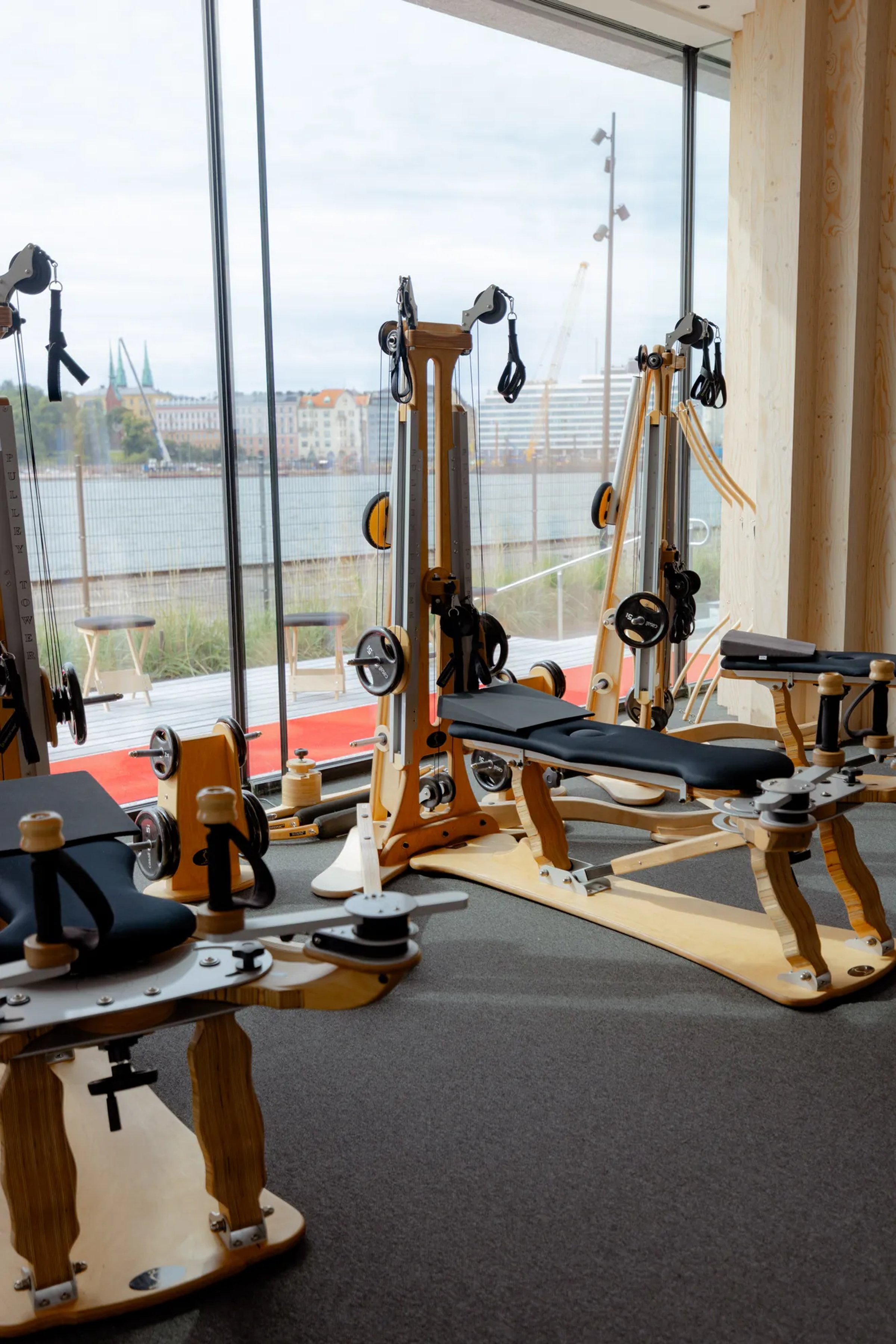 GYROTONIC®-laitteet valoisassa salissa meren äärellä