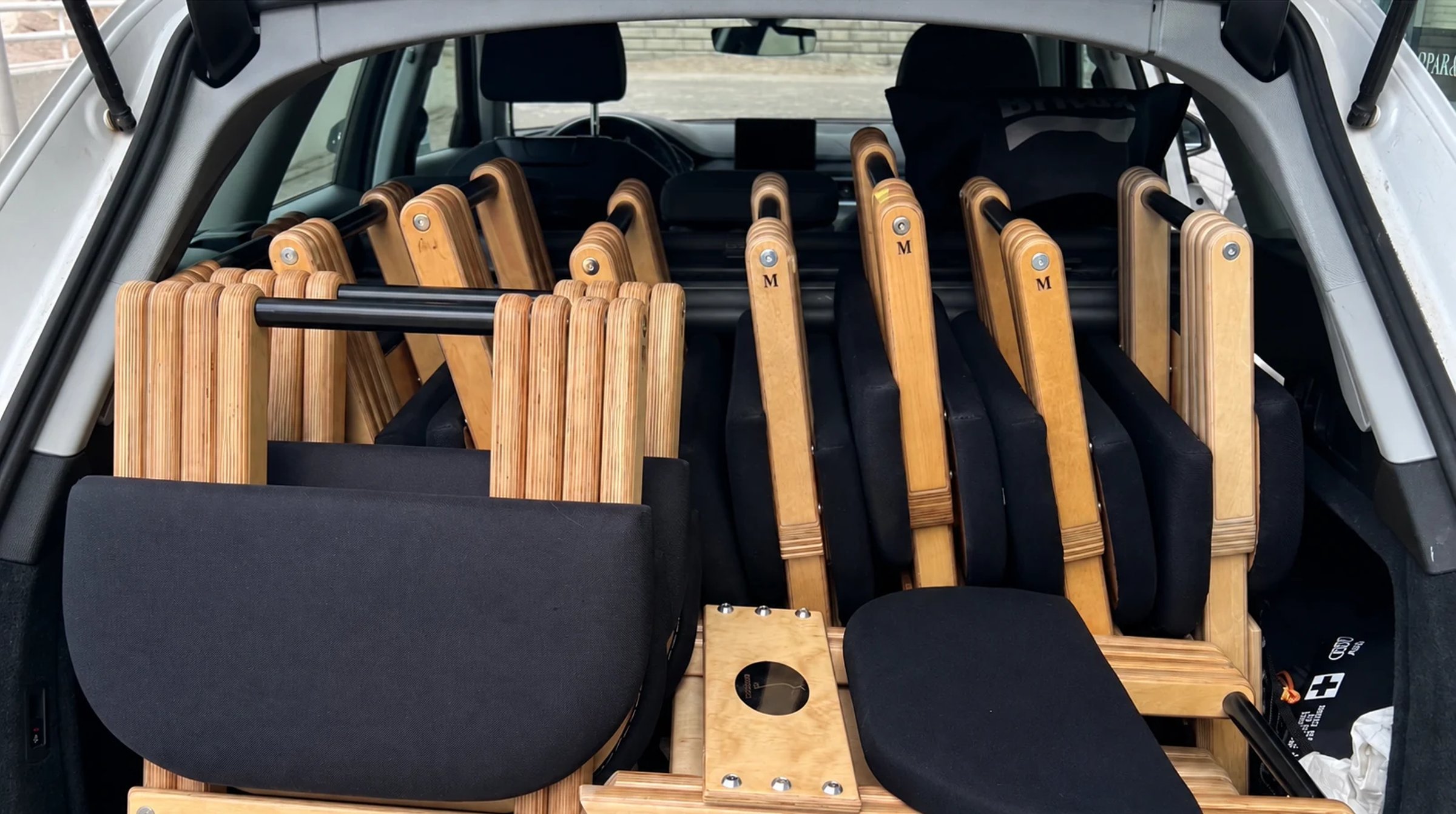 Pilates Ateljé On The Road: harjoitustuolit pakattuna auton takakonttiin tilaustuntia varten