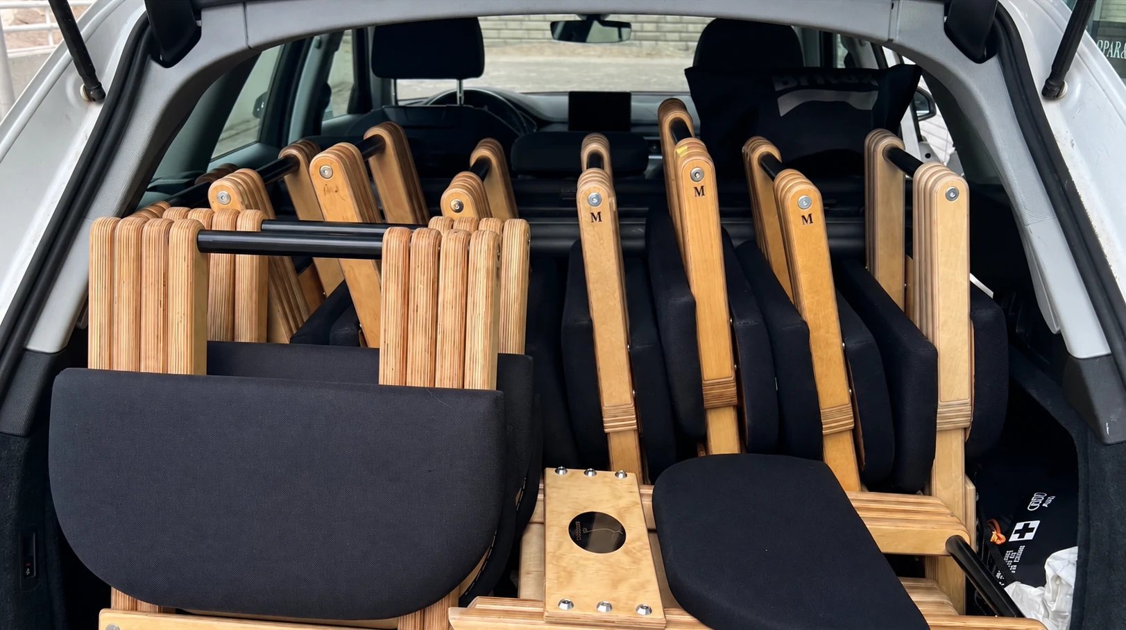Pilates Ateljé On The Road: harjoitustuolit pakattuna auton takakonttiin tilaustuntia varten