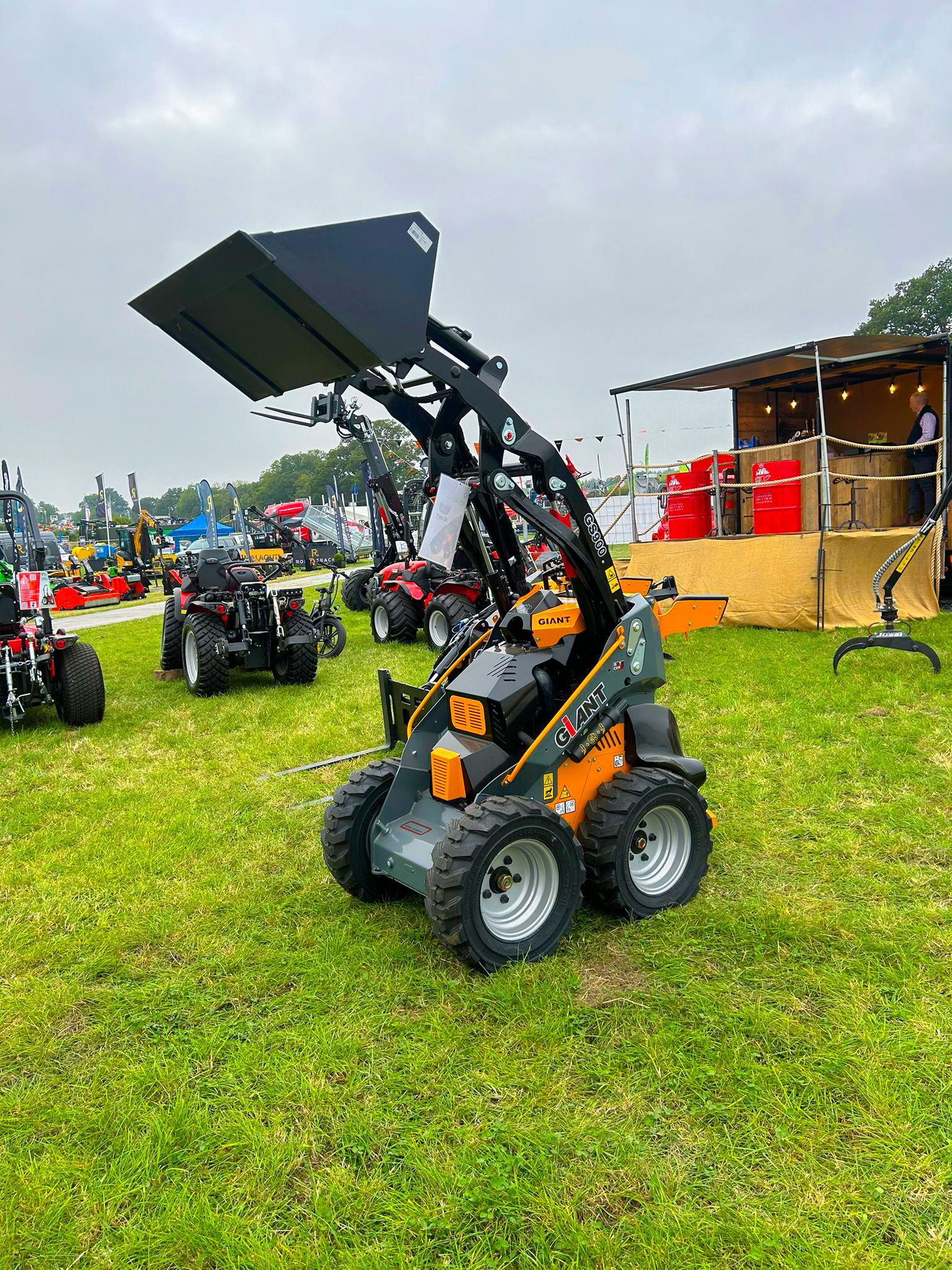 TOBROCO-GIANT GS900 Skid Steer Loader