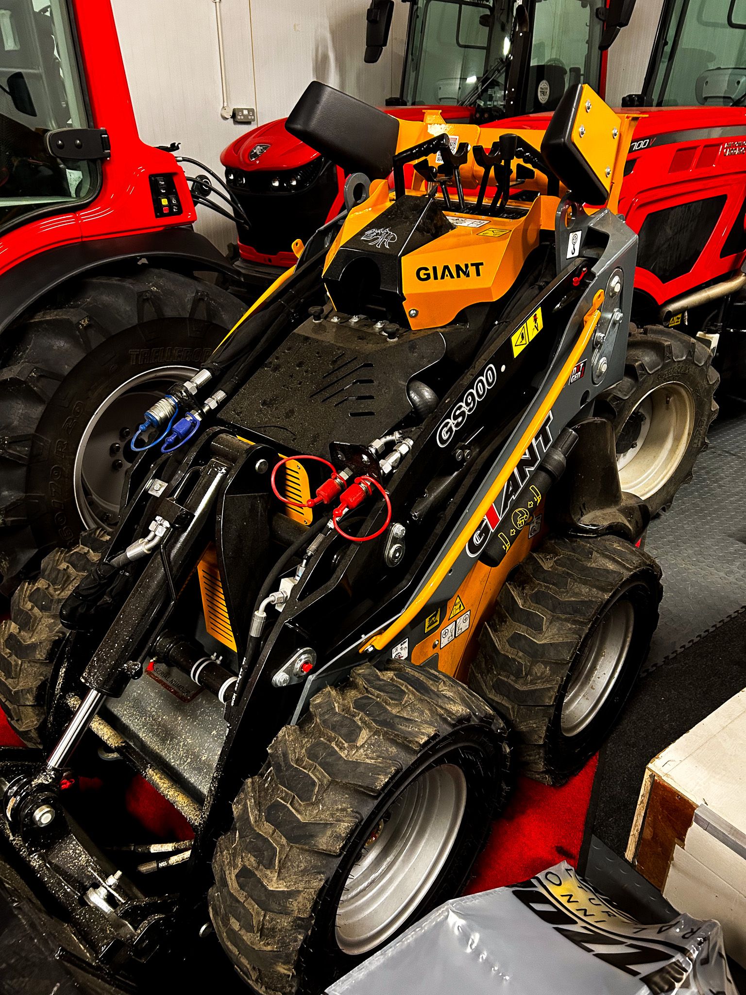 GIANT GS900 Skid Steer Loader