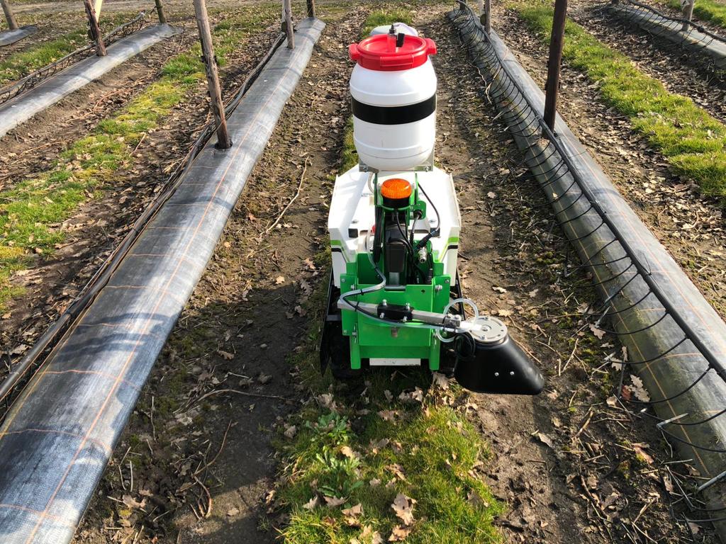Mantis Sprayer fitted on compact robots