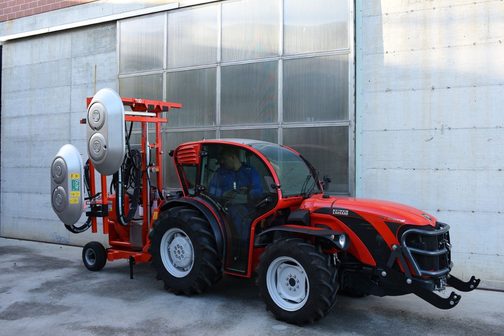 De-leafer for raspberries with Antonio Carraro tractor