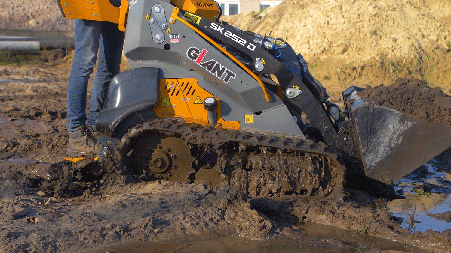 TOBROCO-GIANT GS950T Tracked Skid Steer