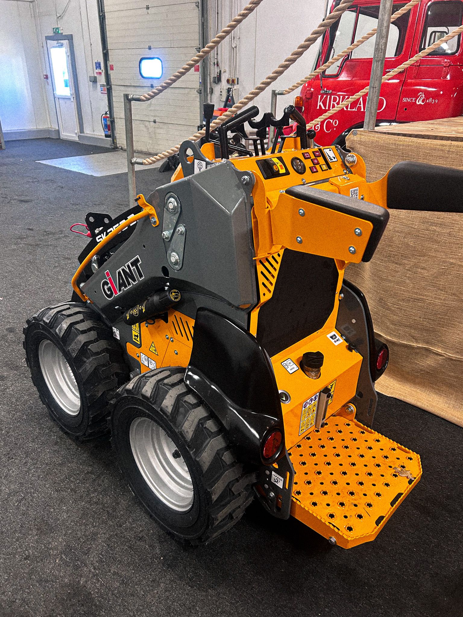 GIANT Skid Steer SK252D